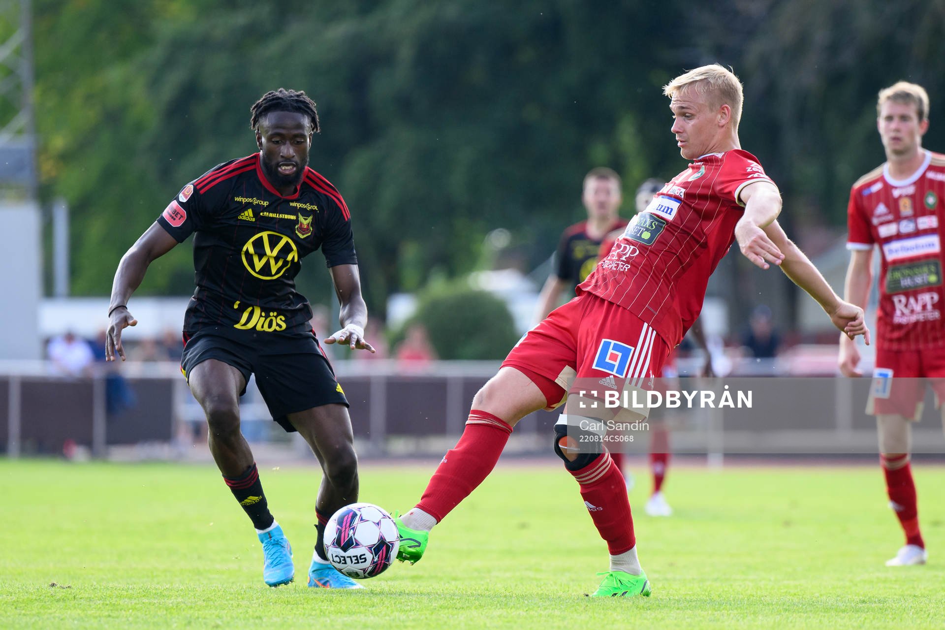 Östersunds Mansour Sinyan och Skövde AIKs Oscar Lennerskog