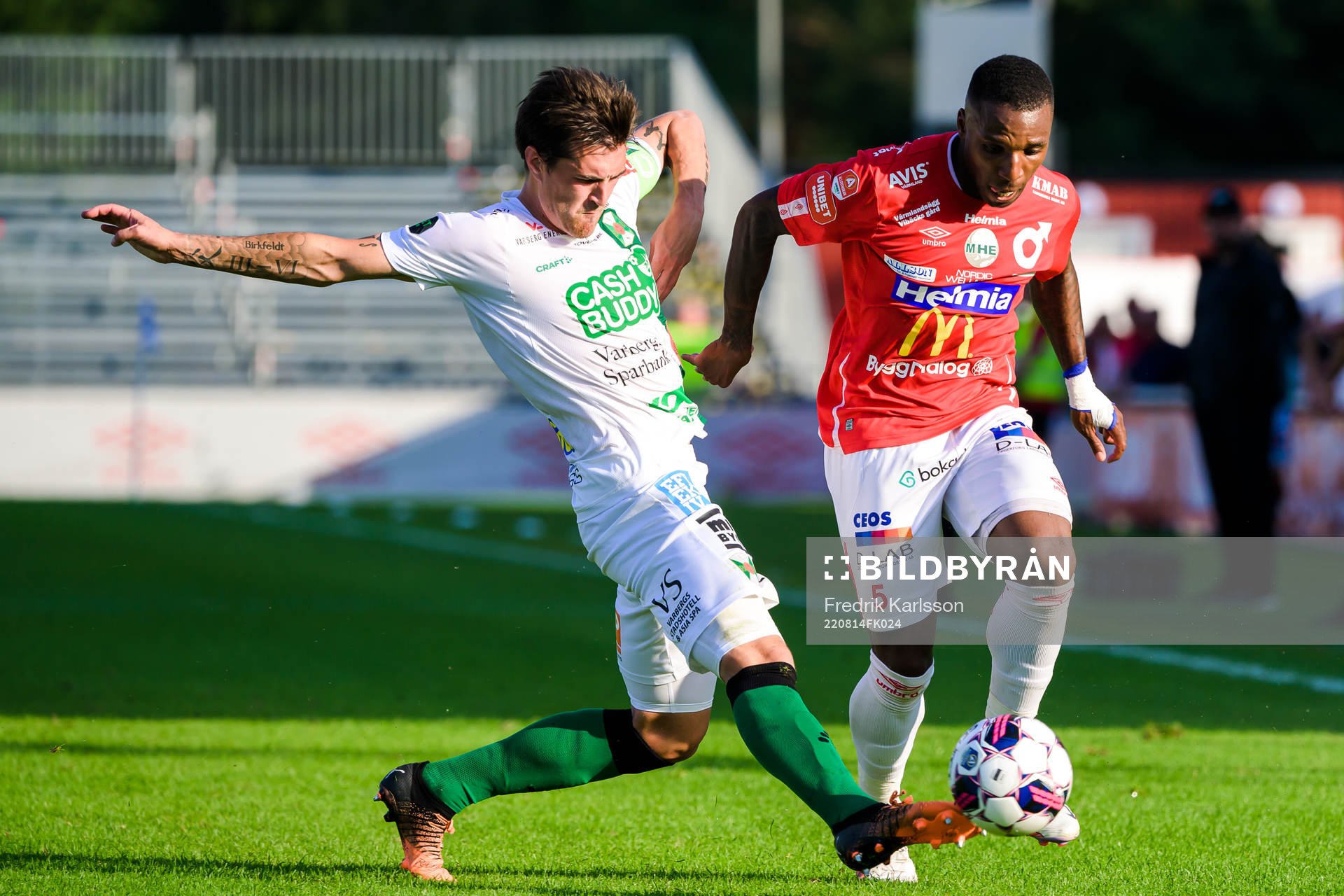 Varbergs Jon Birkfeldt och Degerfors Joseph-Claude Agyeman Gyau under fotbollsmatchen i Allsvenskan mellan Degerfors och Varberg den 14 augusti 2022 i Degerfors.