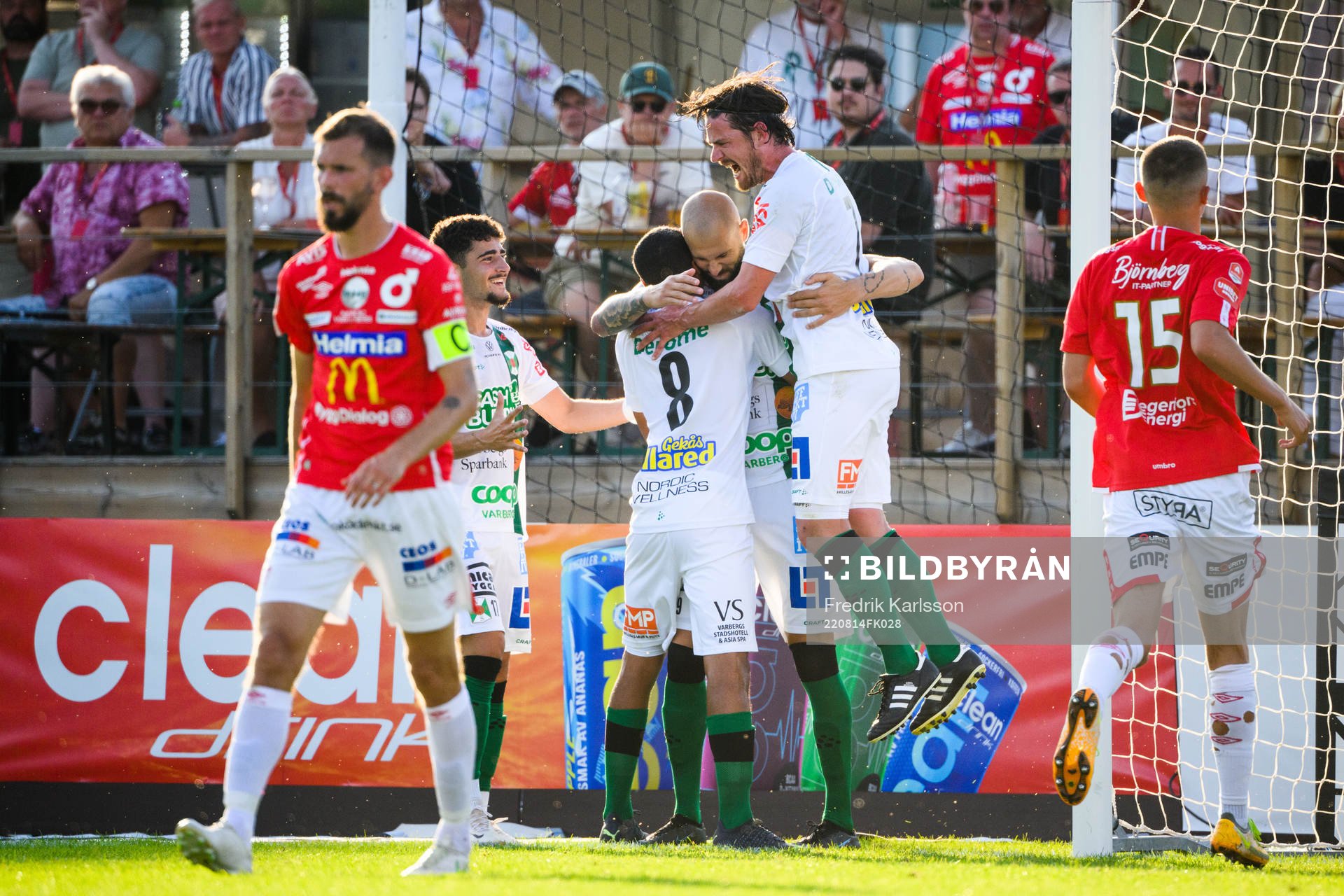 Varbergs Robin Simovic jublar med lagkamrater