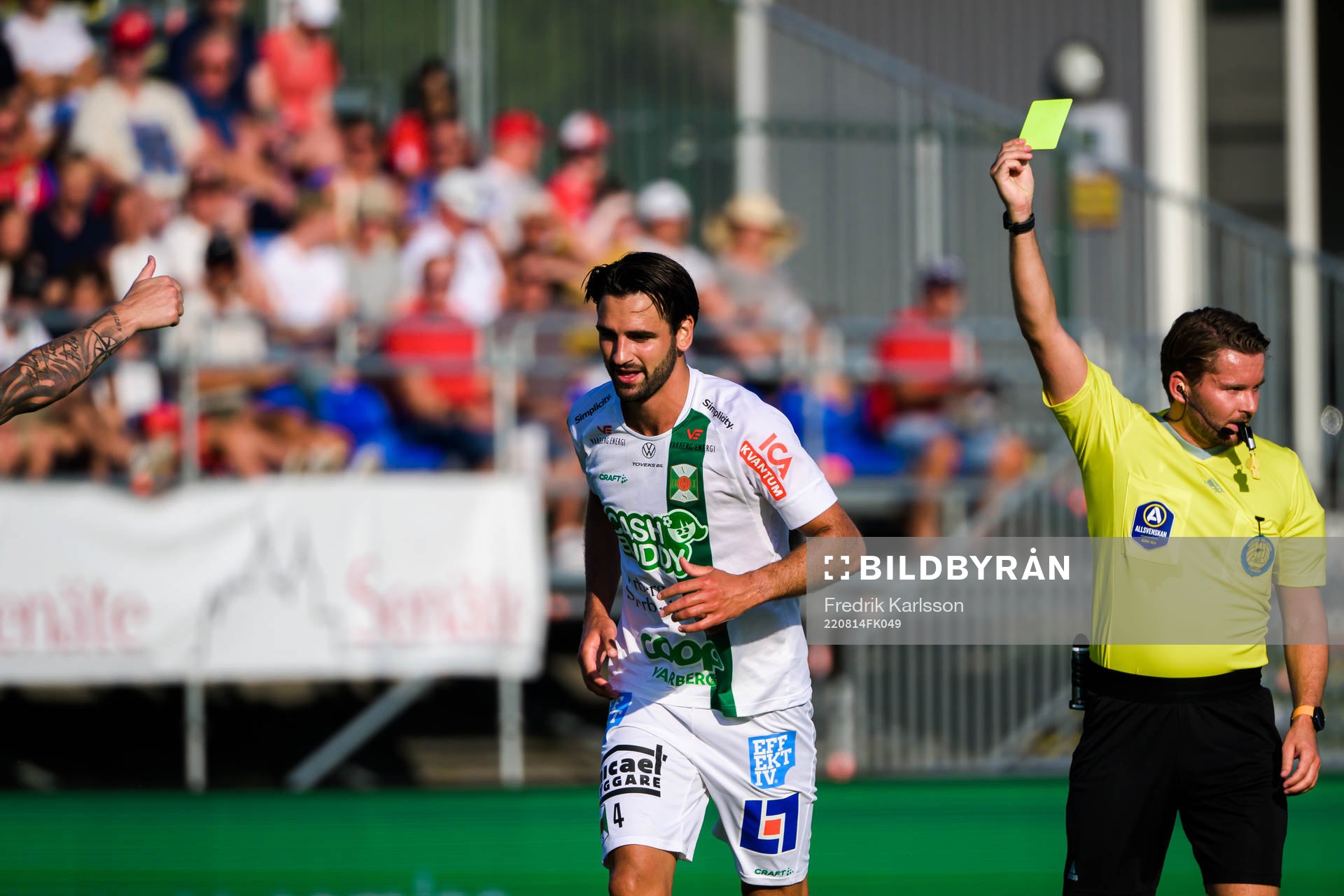 Varbergs Oliver Stanisic får gult kort av domare Joakim