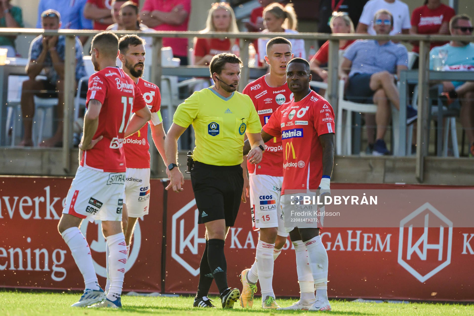 domare Joakim Östling i samtal med Degerfors spelare