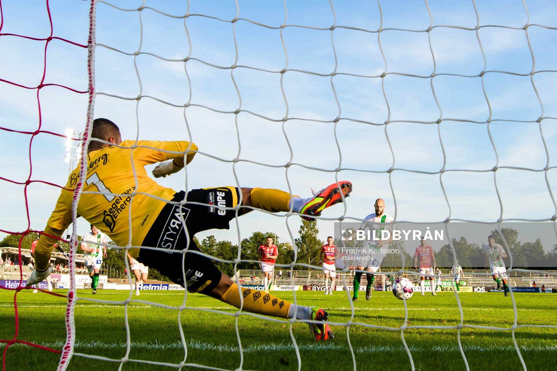 Varbergs Robin Simovic skjuter 0-1 bakom Degerfors målvakt Alfie Malik Whiteman på straff under fotbollsmatchen i Allsvenskan mellan Degerfors och Varberg den 14 augusti 2022 i Degerfors.