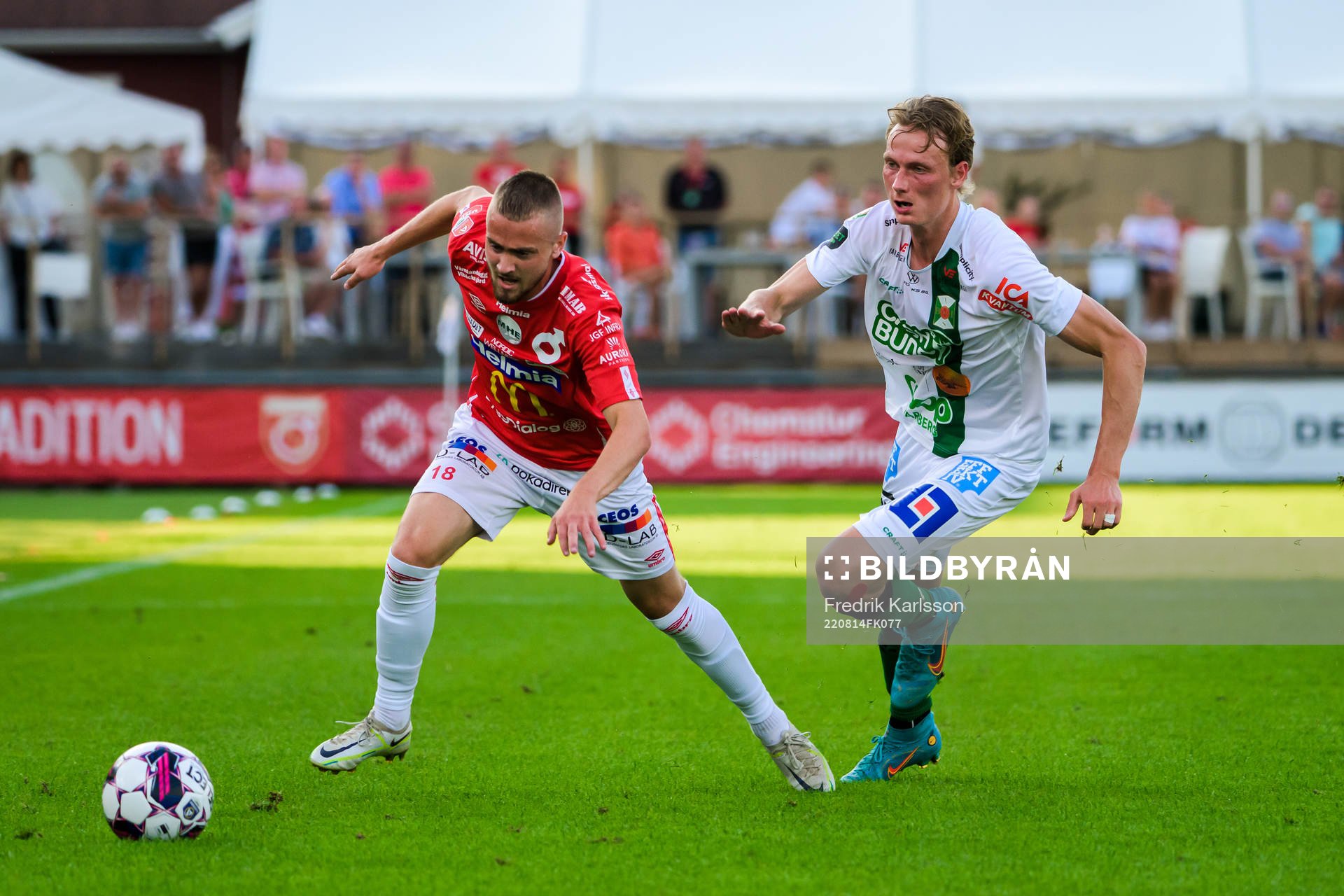 Degerfors Albin Mörfelt och Varbergs Alexander Johansson under fotbollsmatchen i Allsvenskan mellan Degerfors och Varberg den 14 augusti 2022 i Degerfors.
