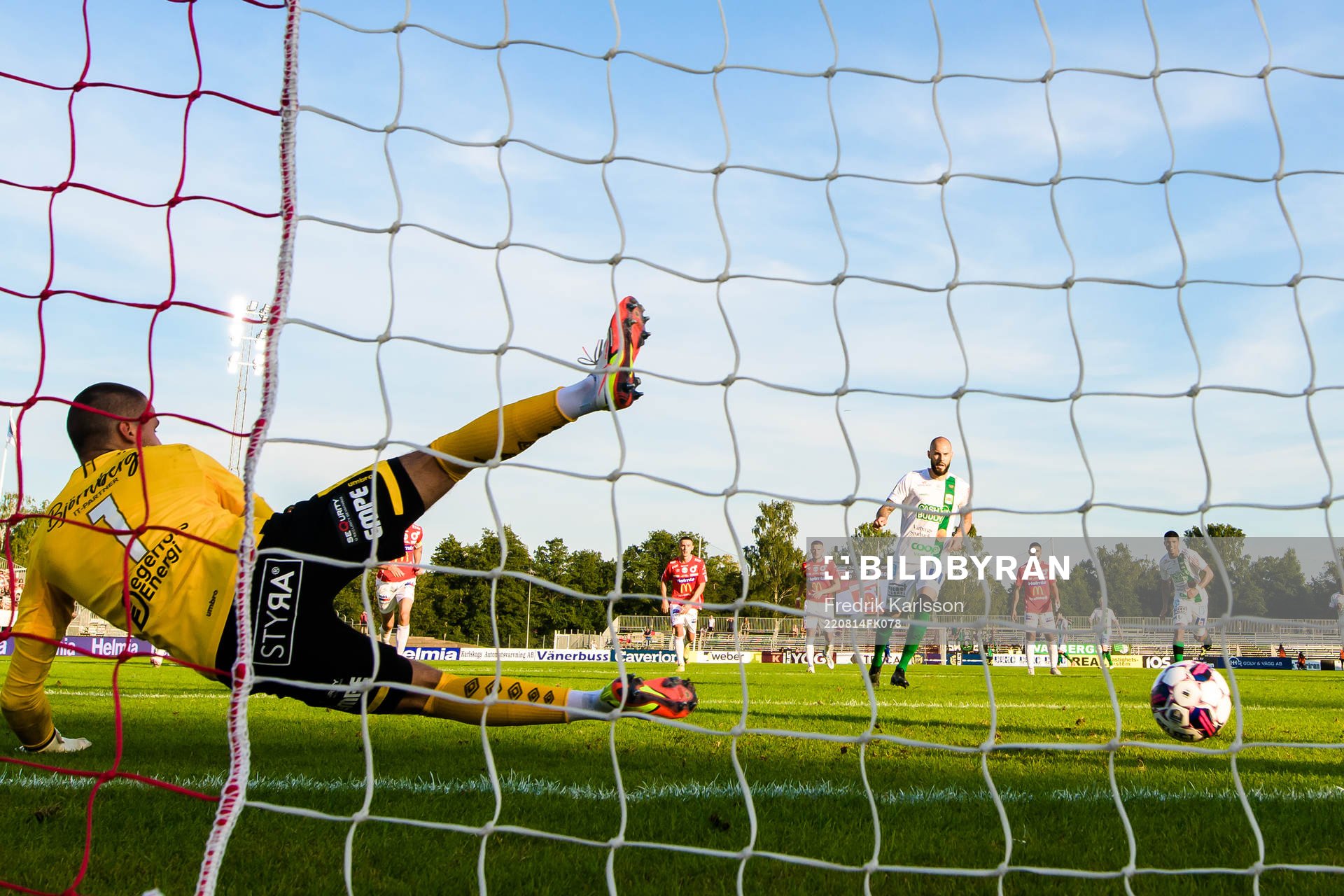 Varbergs Robin Simovic skjuter 0-1 bakom Degerfors målvakt