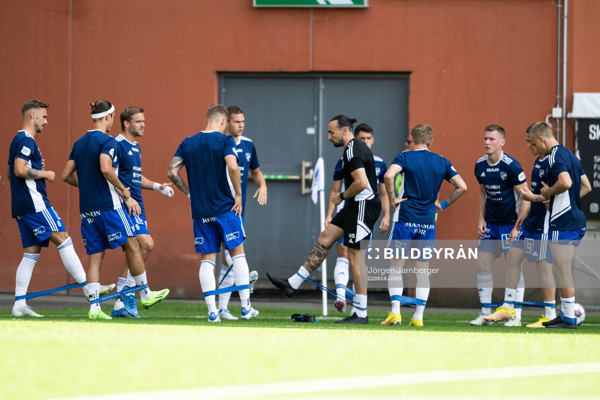IFK Norrköpings spelare kommer in till uppvärmningen