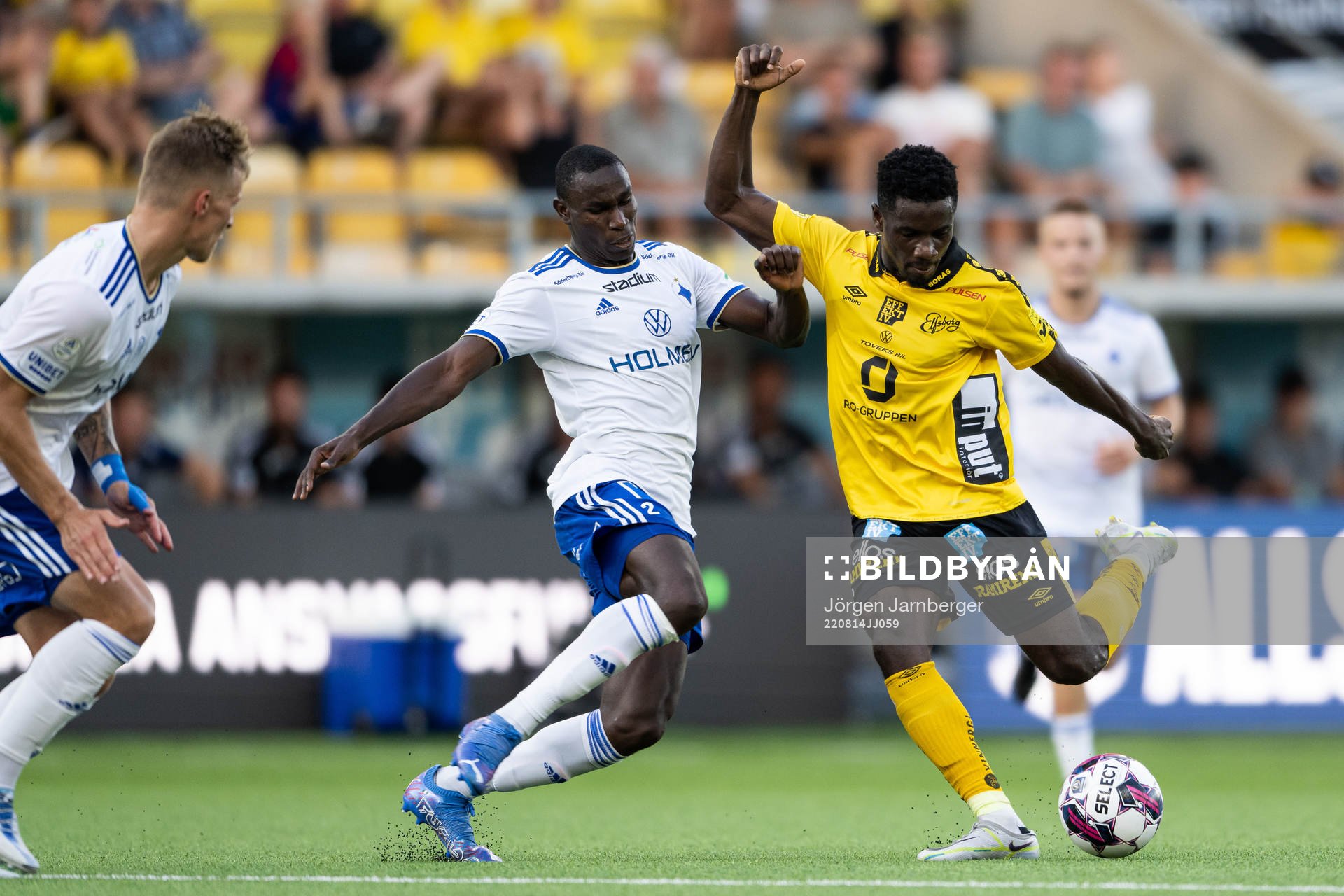 IFK Norrköpings Godswill Ekpolo och Elfsborgs Michael Baidoo under fotbollsmatchen i Allsvenskan mellan Elfsborg och IFK Norrköping den 14 augusti 2022 i Borås.