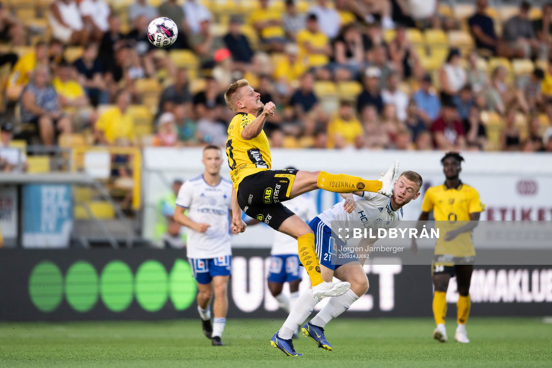 Elfsborgs Per Frick och IFK Norrköpings Dino Salihovic under fotbollsmatchen i Allsvenskan mellan Elfsborg och IFK Norrköping den 14 augusti 2022 i Borås.