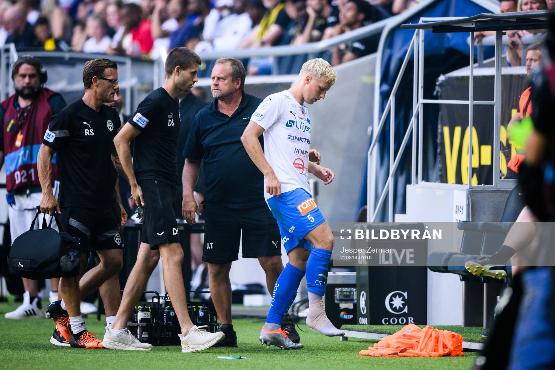 Värnamos Victor Larsson går av planen skadad
