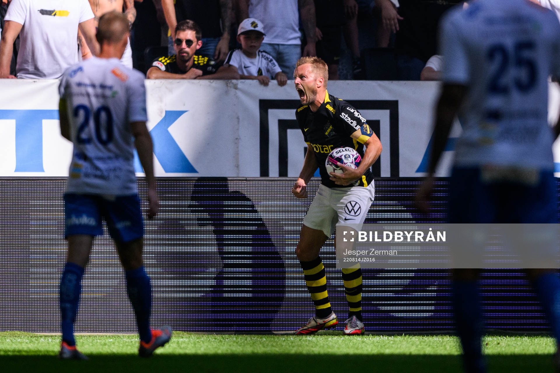 AIKs Sebastian Larsson reagerar