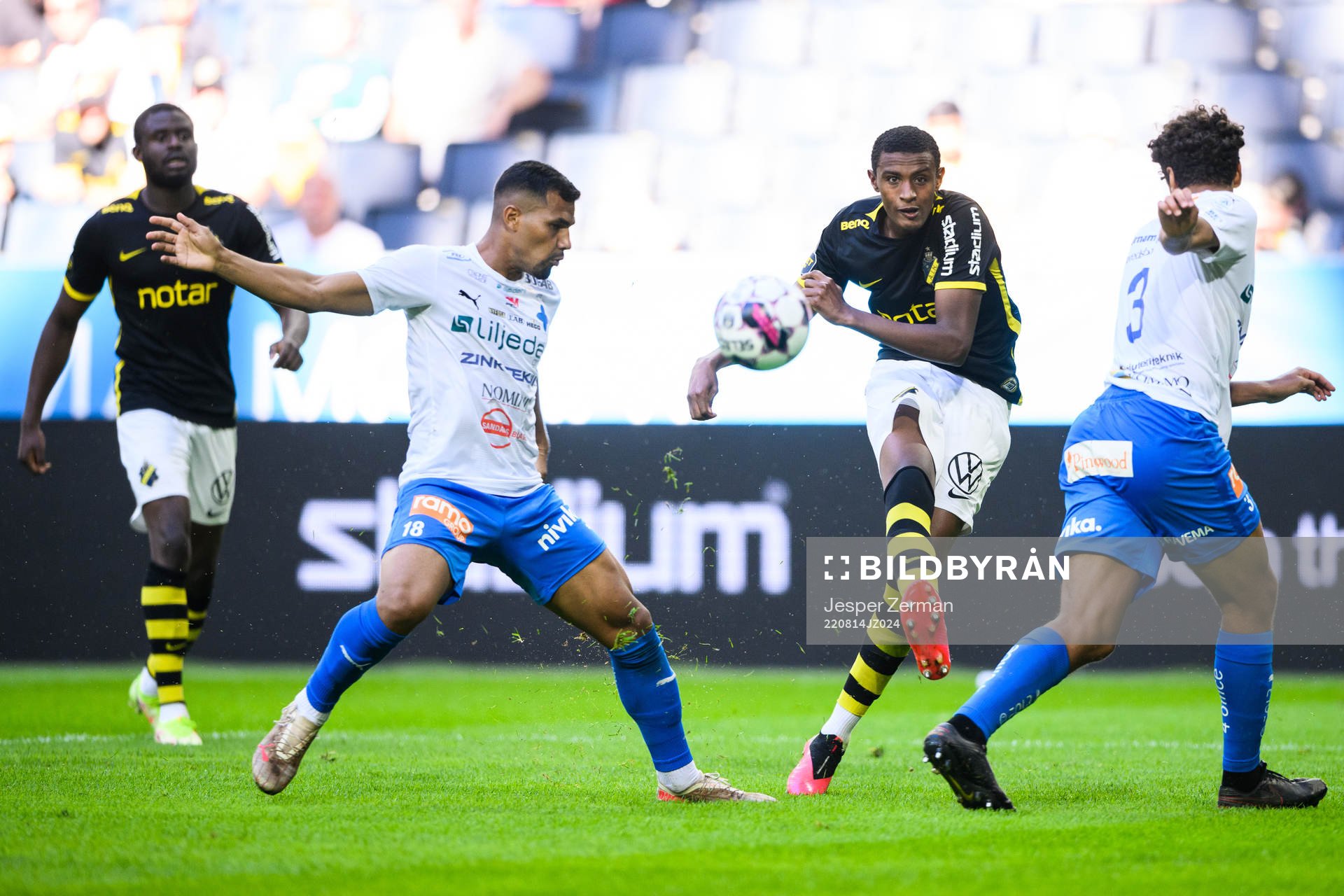 Värnamos Wenderson Oliveira do Nascimento och AIKs Amar Ahmed Fatah under fotbollsmatchen i Allsvenskan mellan AIK och Värnamo den 14 augusti 2022 i Stockholm.