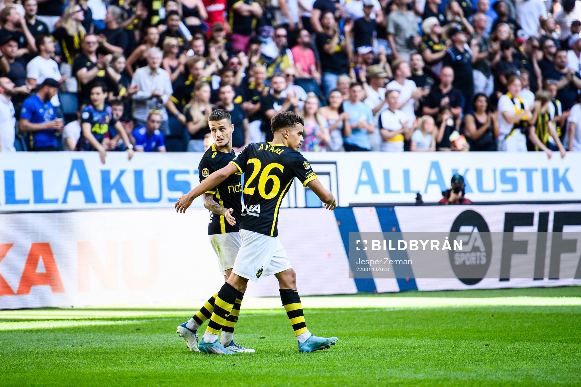 AIKs Vincent Thill och Yasin Ayari jublar