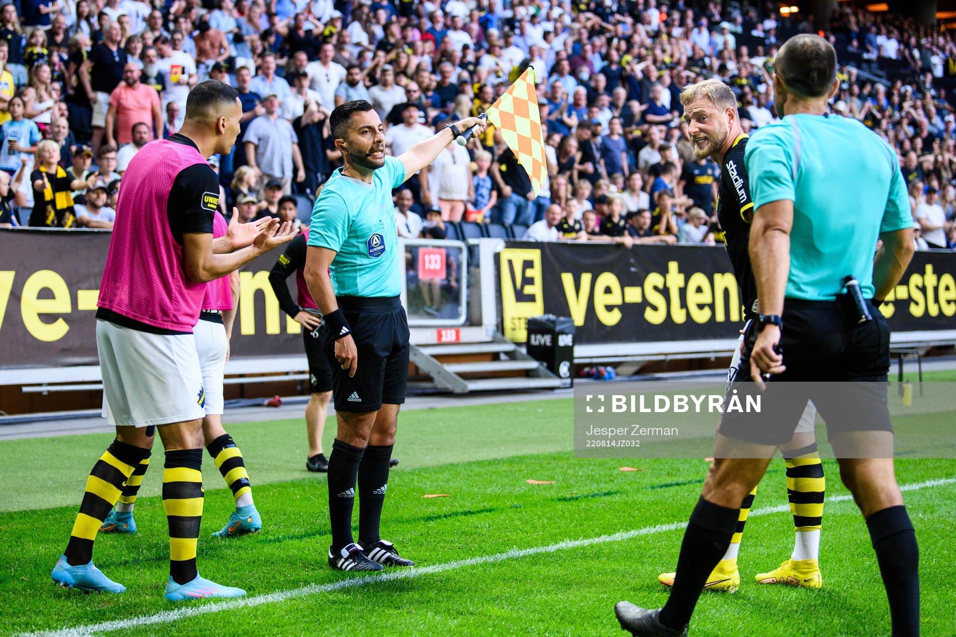 Assisterande domare Mahbod Beigi och AIKs John Guidetti