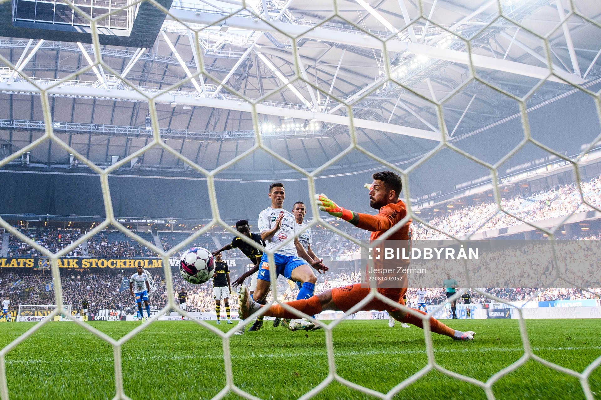 Värnamos Marcus Antonsson gör 0-1 på AIKs målvakt