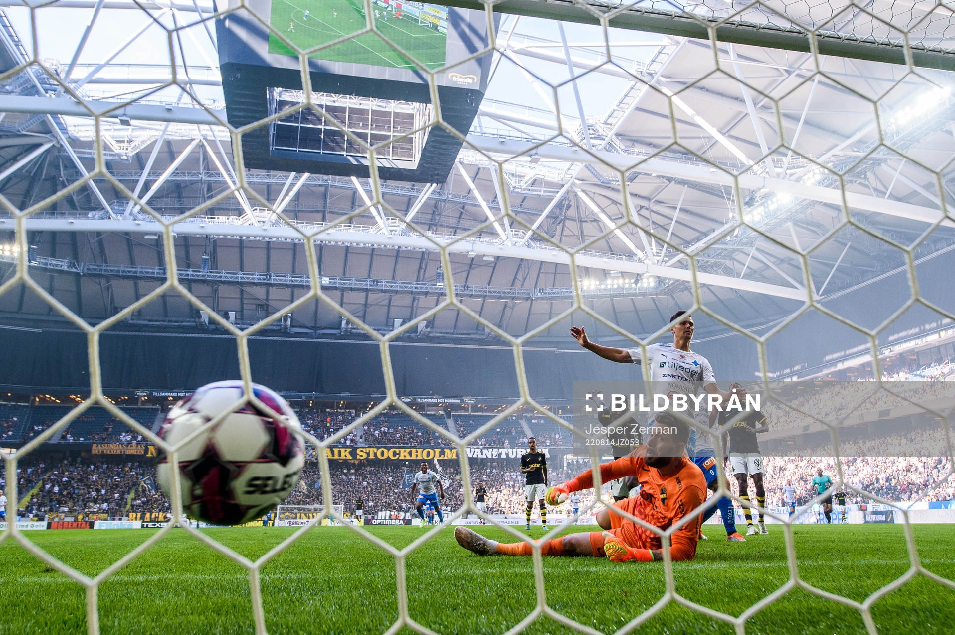 Värnamos Marcus Antonsson gör 0-1 på AIKs målvakt