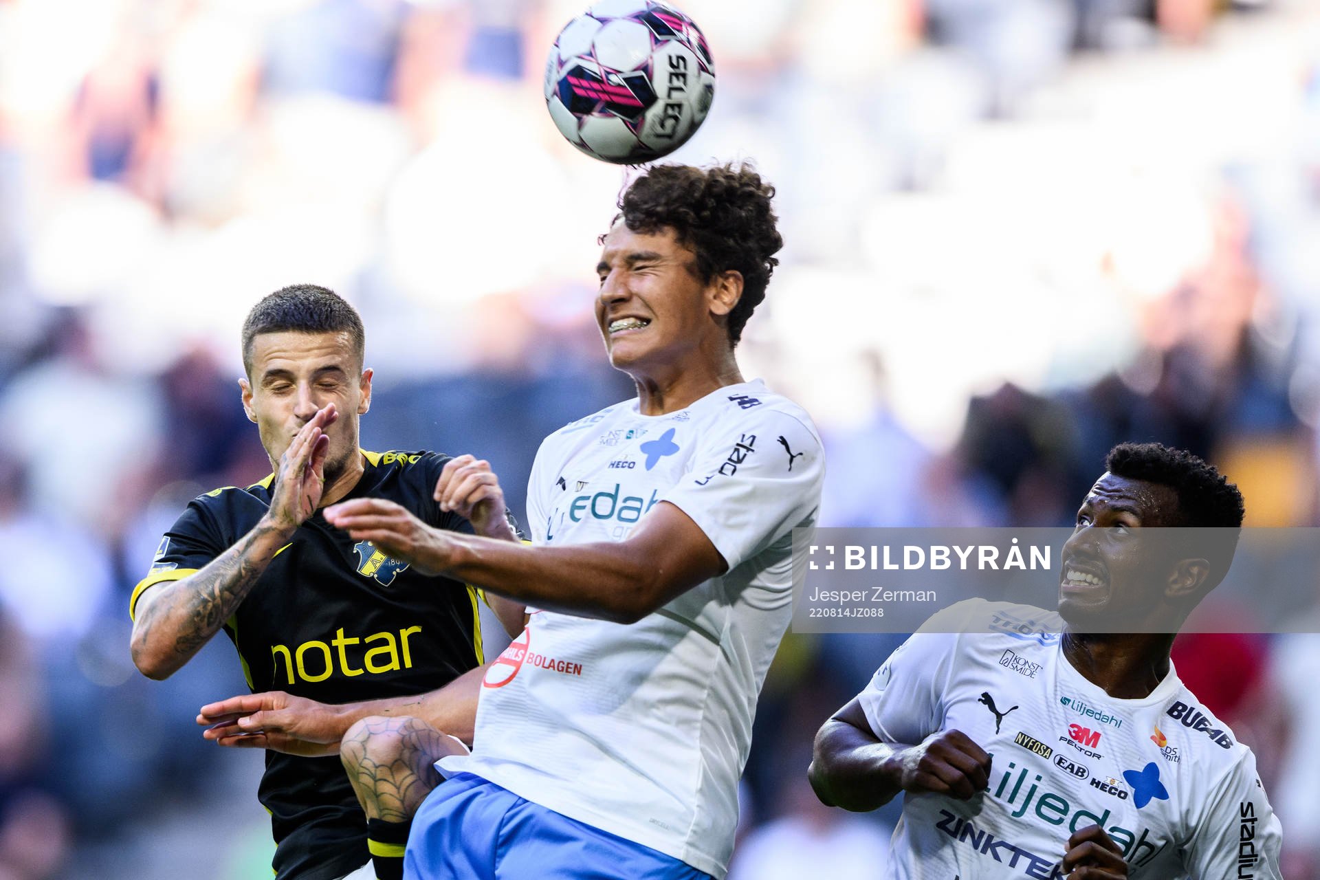 AIKs Vincent Thill och Värnamos Robin Tihi under fotbollsmatchen i Allsvenskan mellan AIK och Värnamo den 14 augusti 2022 i Stockholm. 