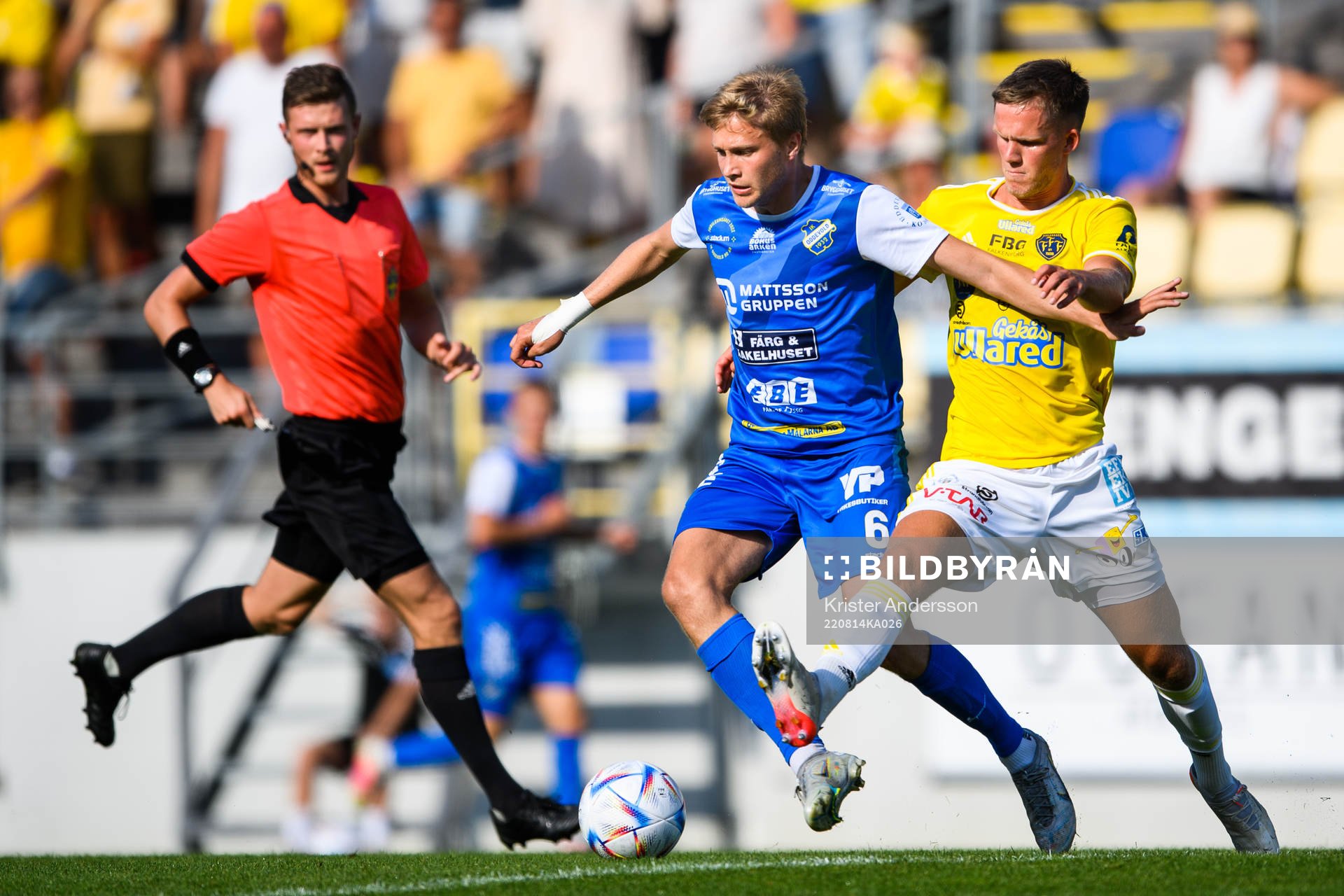 Oddevolds Axel Pettersson och Falkenbergs Tim Stålheden under fotbollsmatchen i Ettan södra mellan Falkenberg och Oddevold den 14 augusti 2022 i Falkenberg.
