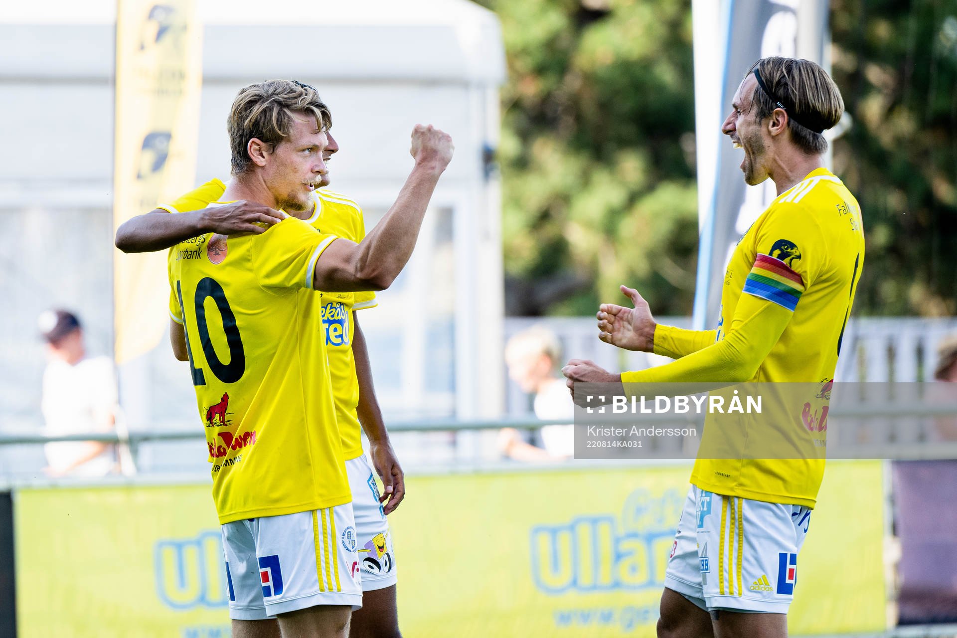 Falkenbergs Robin Hofsö jublar med Tobias Karlsson