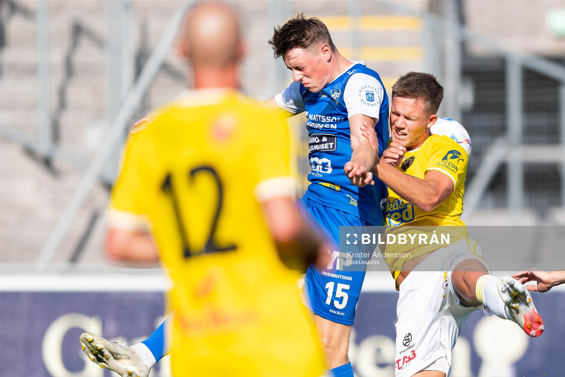 Oddevolds Elliot Stroud och Falkenbergs Tim Stålheden under fotbollsmatchen i Ettan södra mellan Falkenberg och Oddevold den 14 augusti 2022 i Falkenberg.