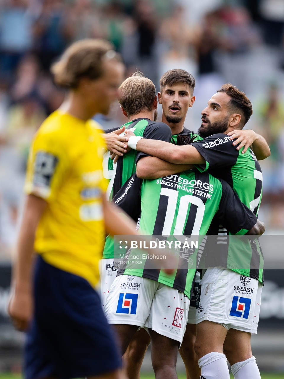 GAIS Gustav Lundgren jublar ihop med lagkamrater