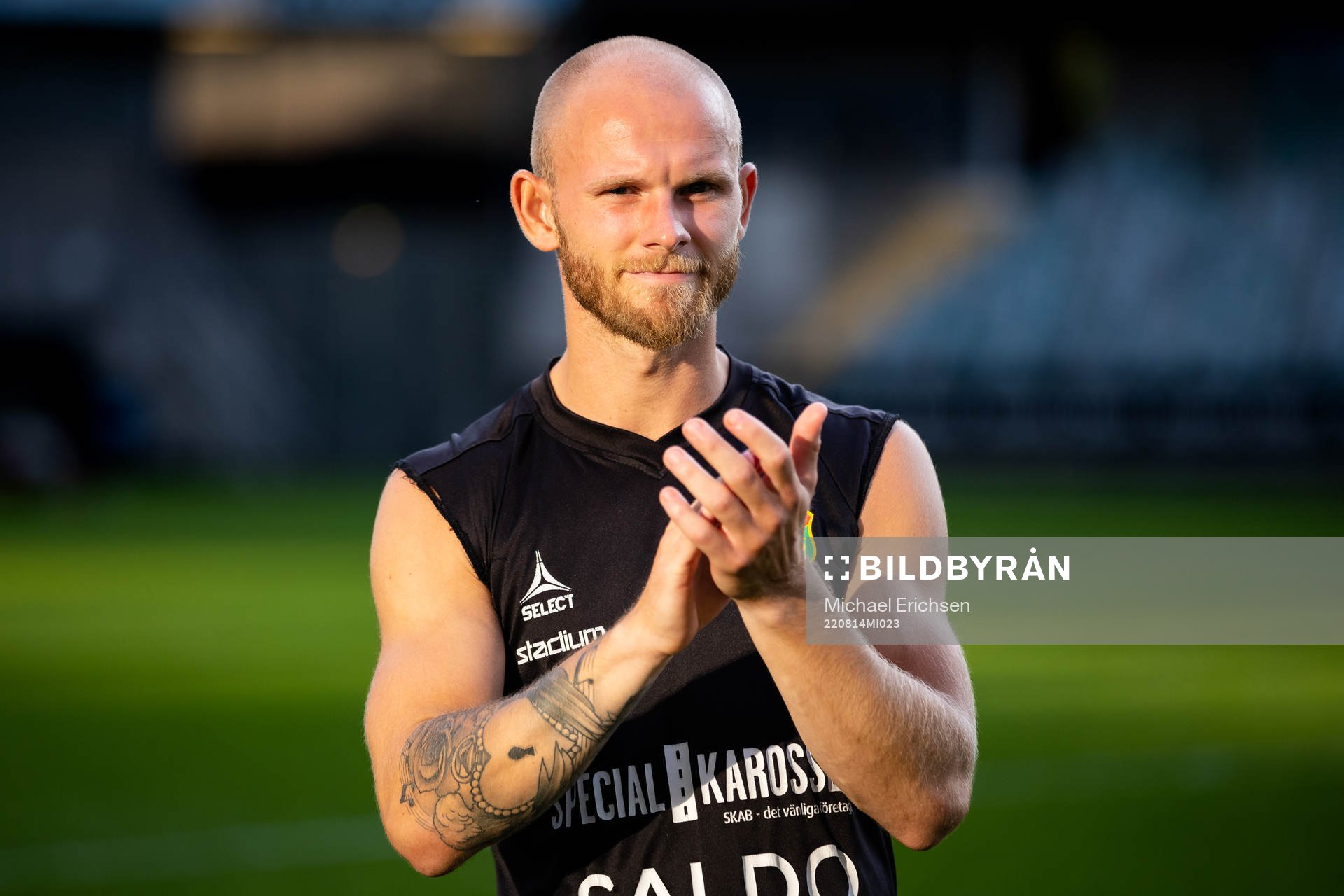GAIS Niklas Andersen tackar publiken efter fotbollsmatchen i Ettan södra mellan GAIS och Ljungskile den 14 augusti 2022 i Göteborg.