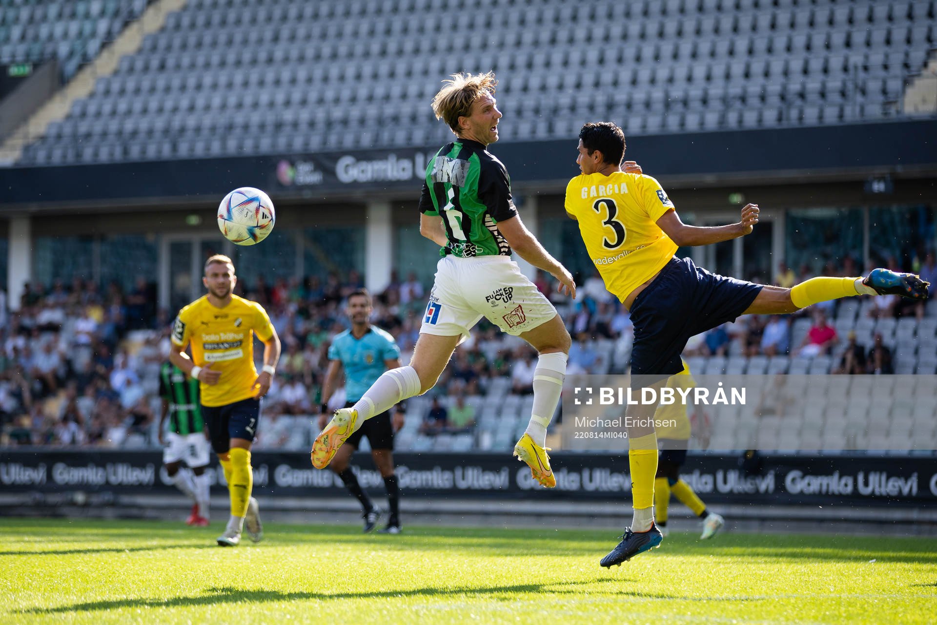 GAIS August Wängberg i nickduell med Ljungskiles Daniel Garcia Olsson under fotbollsmatchen i Ettan södra mellan GAIS och Ljungskile den 14 augusti 2022 i Göteborg.