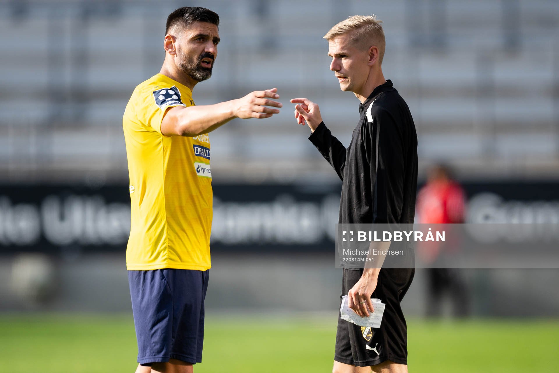 Ljungskiles Ilir Berisha och tränare Erik Lund under fotbollsmatchen i Ettan södra mellan GAIS och Ljungskile den 14 augusti 2022 i Göteborg.