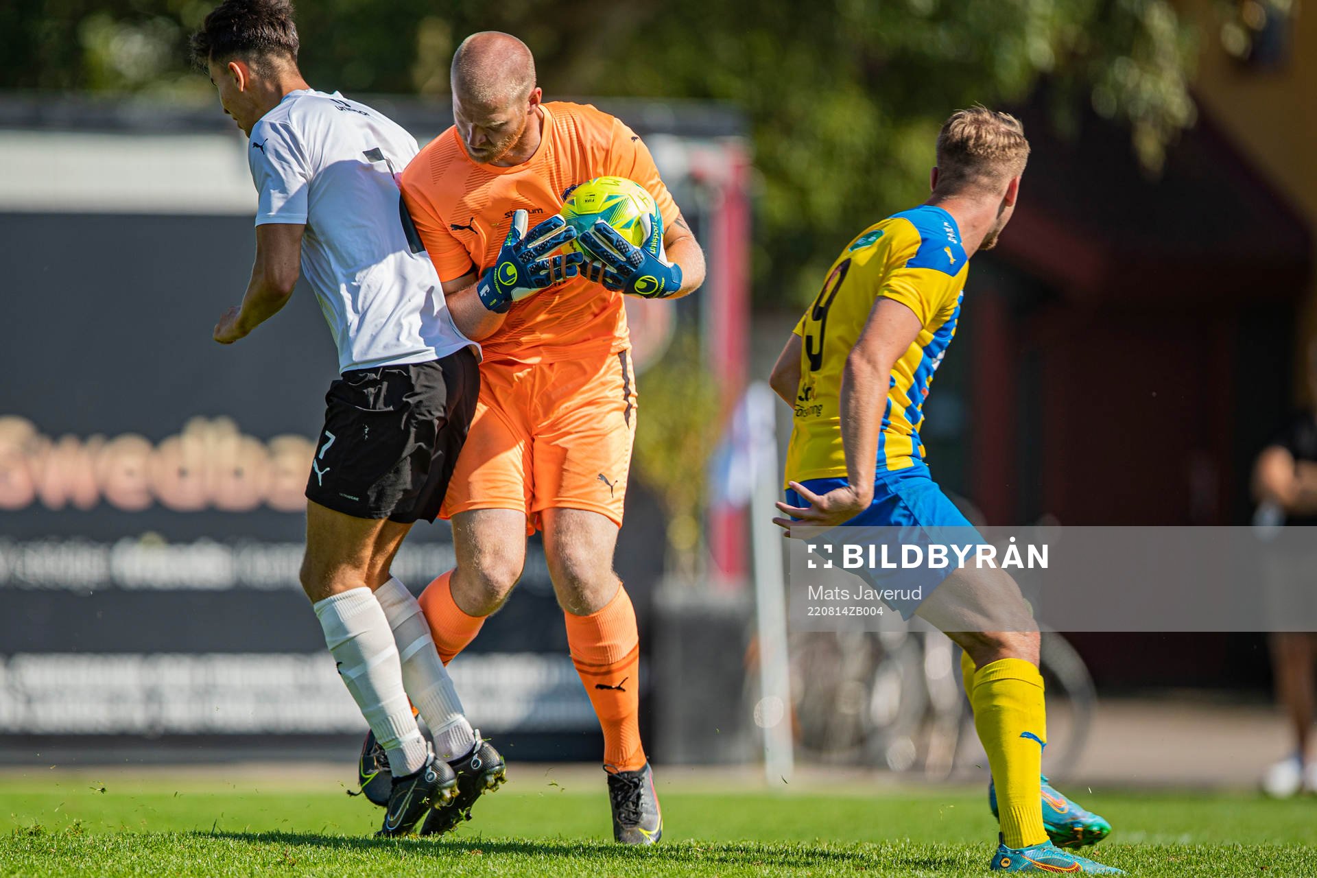 Eskilsminnes målvakt Hampus Nilsson under fotbollsmatchen i Division 2 Västra Götaland mellan Hittarp och Eskilsminne den 14 augusti 2022 i Helsingborg. 