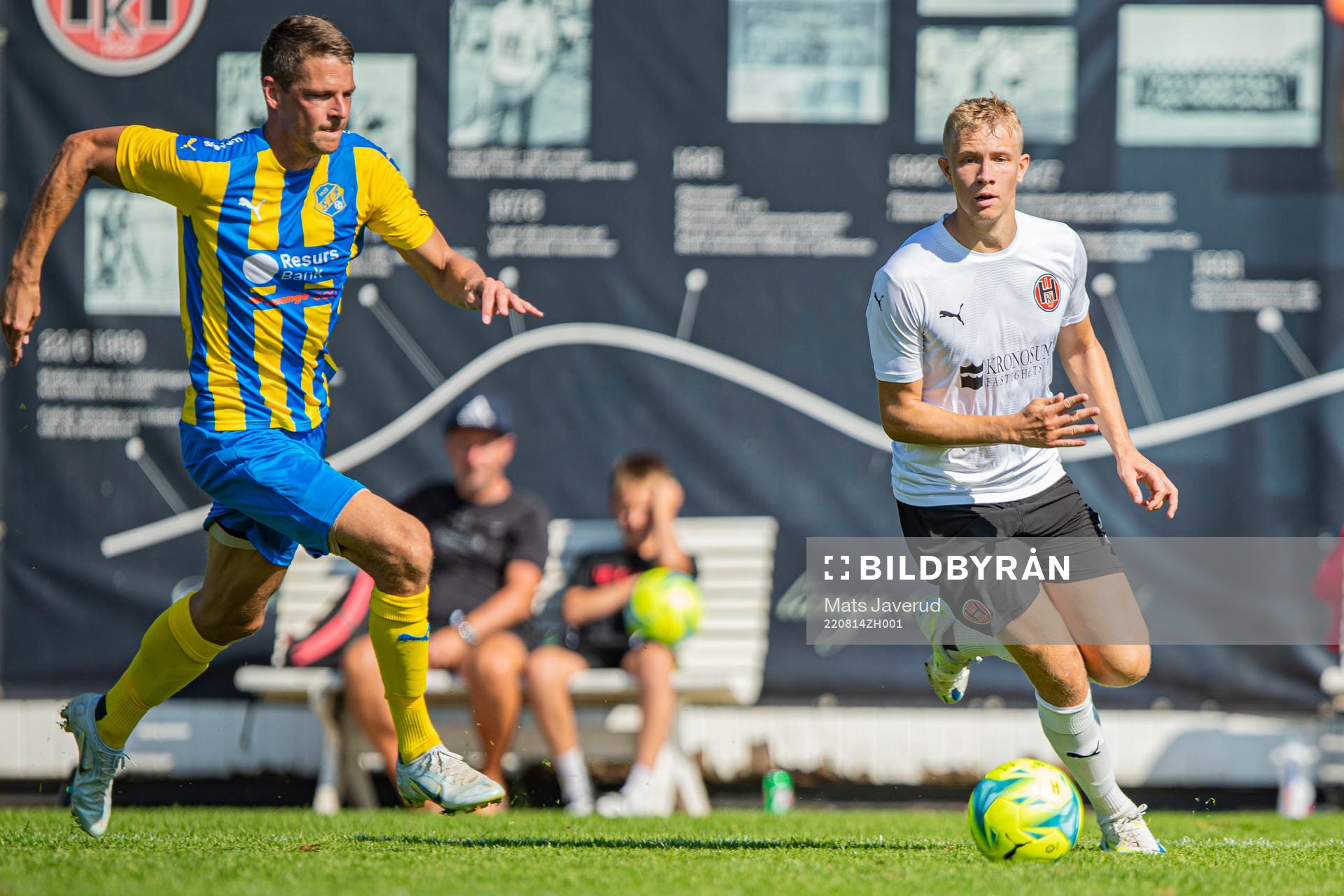 Eskilsminnes Fredrik Liverstam och Hittarps Tim Amilon Persson under fotbollsmatchen i Division 2 Västra Götaland mellan Hittarp och Eskilsminne den 14 augusti 2022 i Helsingborg.