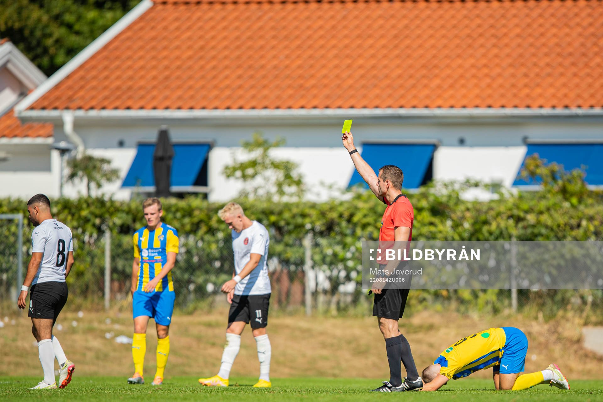 Hittarps Johasn Ozmanov får gult kort av domare Toni Galic
