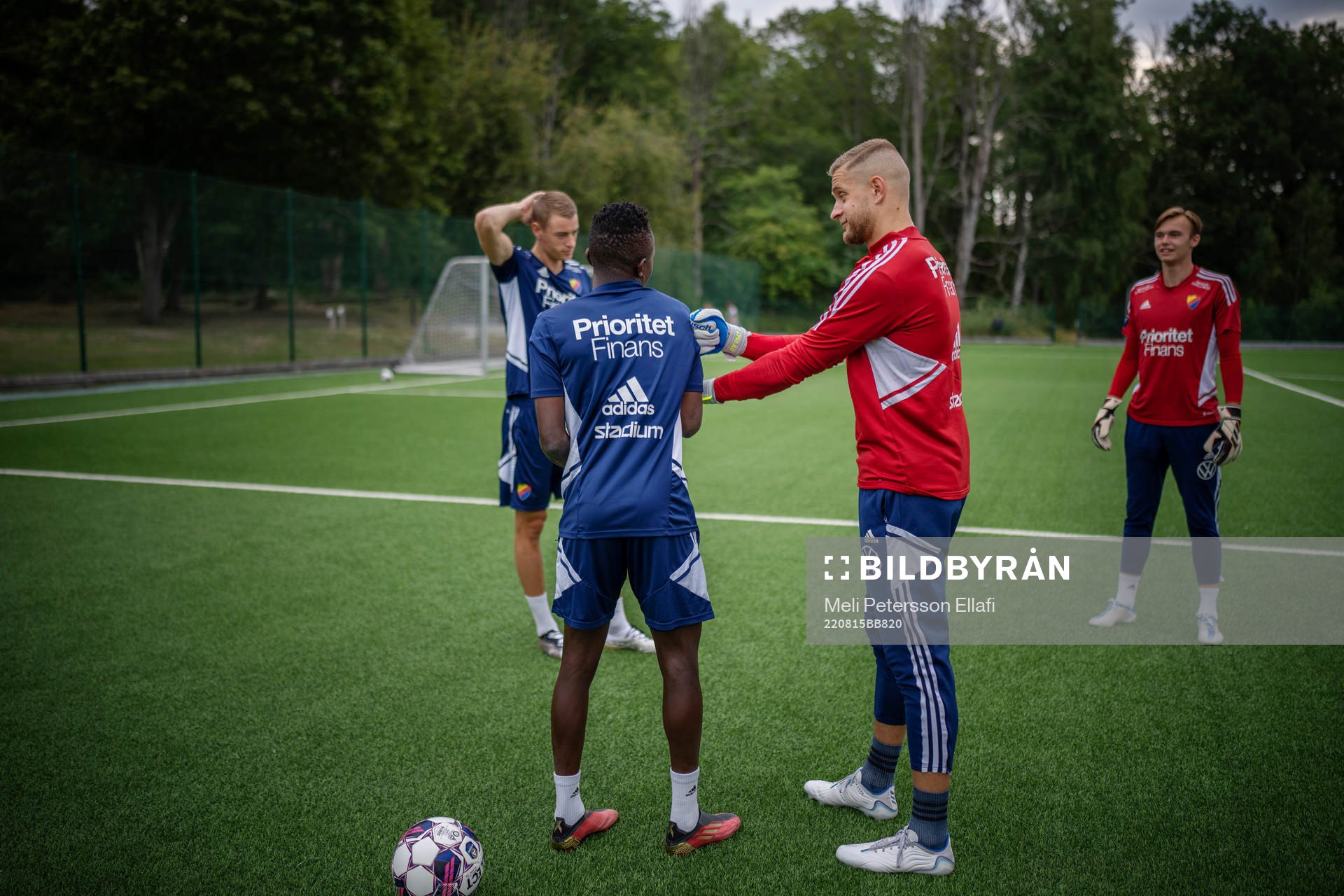 Djurgårdens Amadou Doumbouya och Aleksandr Vasyutin under en träning den 15 augusti 2022 på Djurgårdens träningsanläggning vid Kaknästornet i Stockholm.