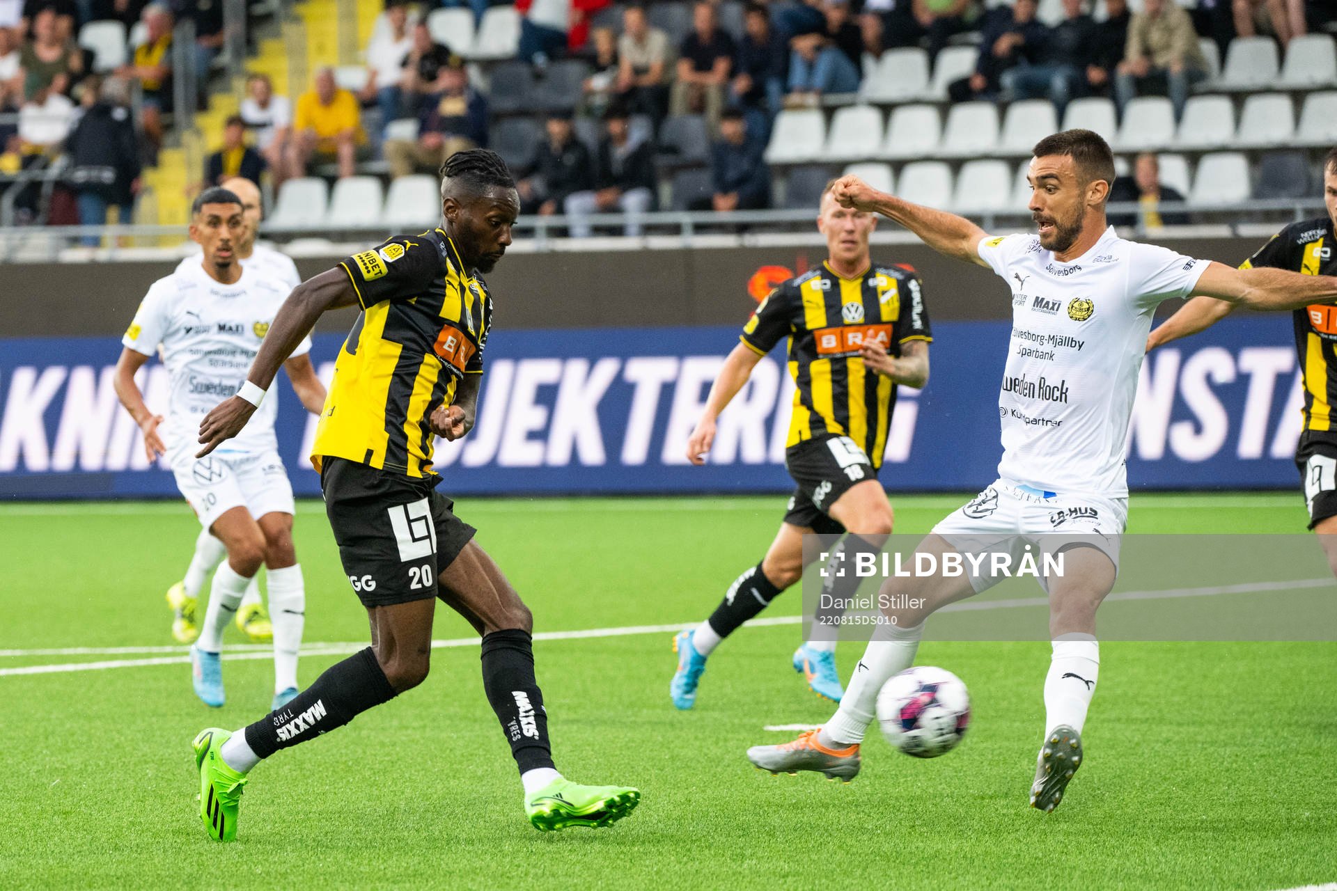 Häckens Blair Sebastian Turgott och Mjällbys Carlos Moros