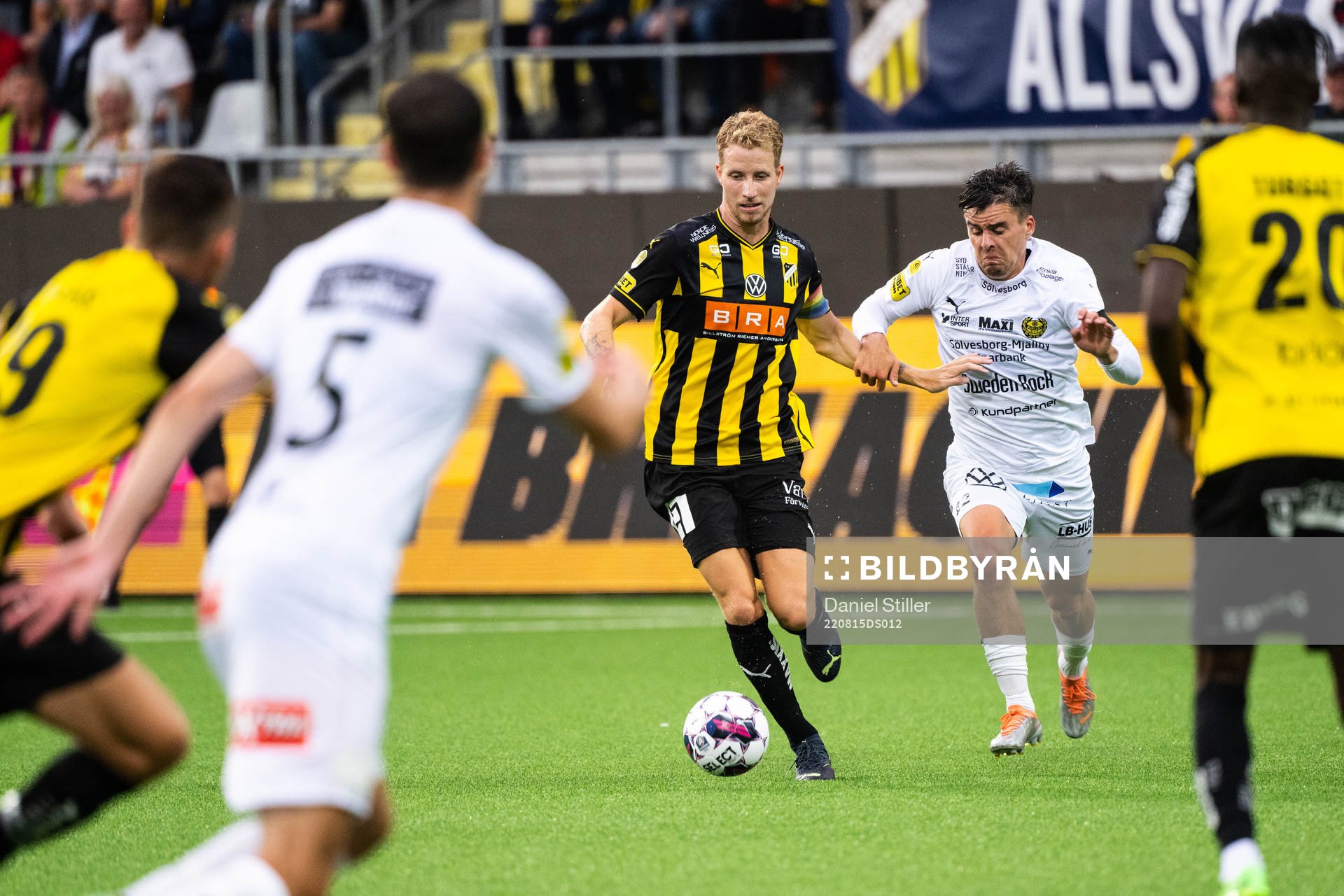 Häckens Samuel Gustafson och Mjällbys Jesper Gustavsson under fotbollsmatchen i Allsvenskan mellan Häcken och Mjällby den 15 augusti 2022 i Göteborg.