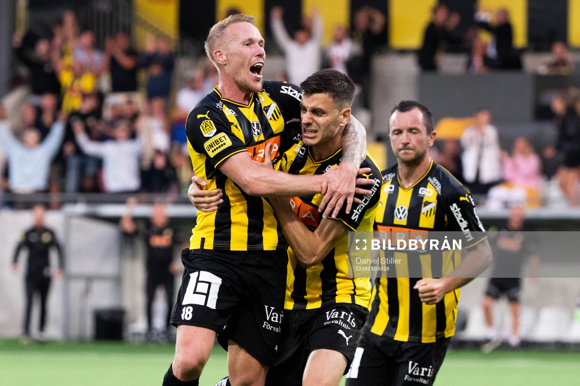 Häckens Mikkel Rygaard Jensen jublar med Alexander