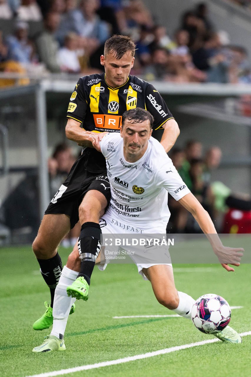 Häckens Oscar Uddenäs och Mjällbys Jetmir Haliti