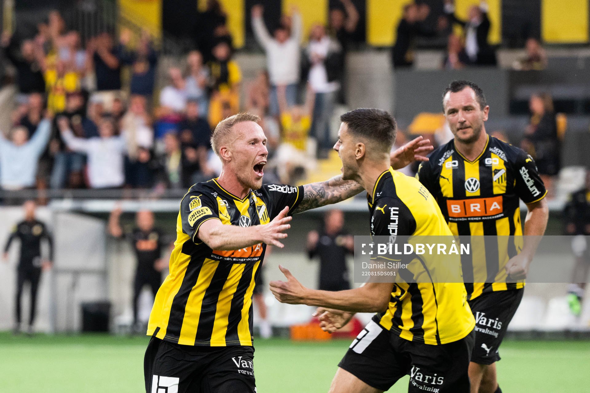 Häckens Mikkel Rygaard Jensen jublar med Alexander
