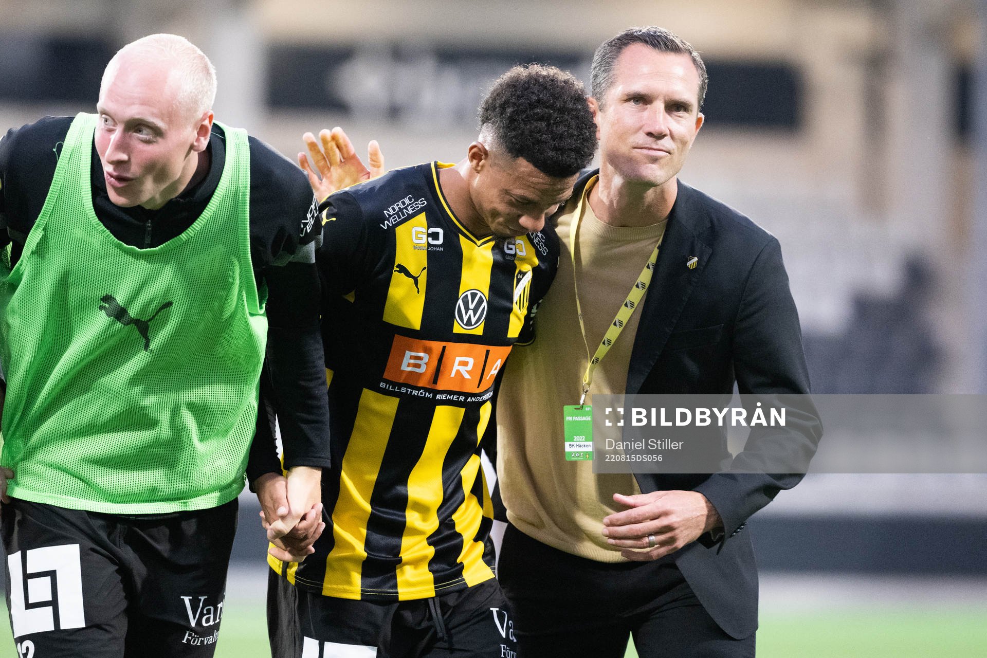 Häckens Tobias Sana och sportchef Martin Ericsson efter fotbollsmatchen i Allsvenskan mellan Häcken och Mjällby den 15 augusti 2022 i Göteborg. 