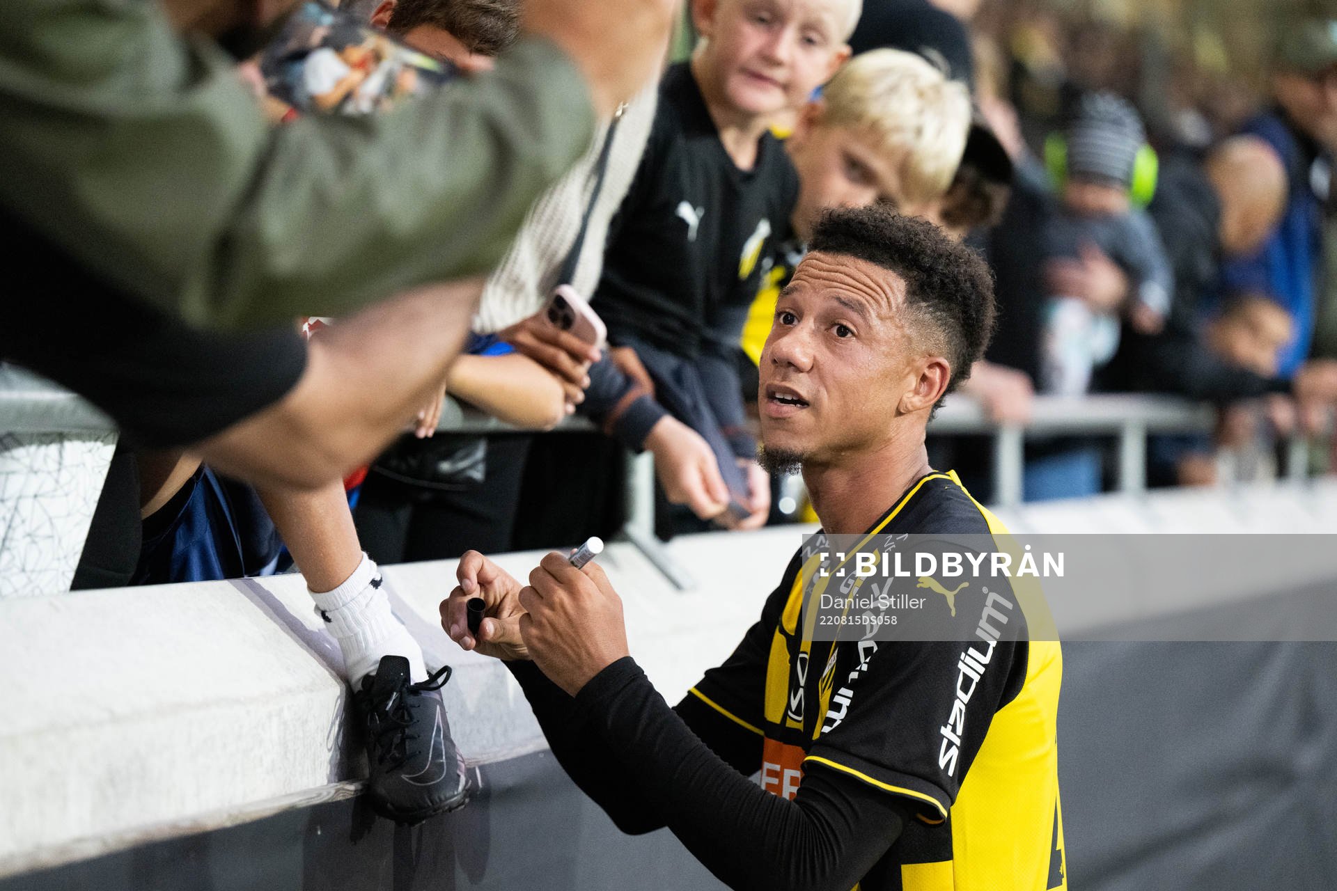 Häckens Tobias Sana skriver autografer