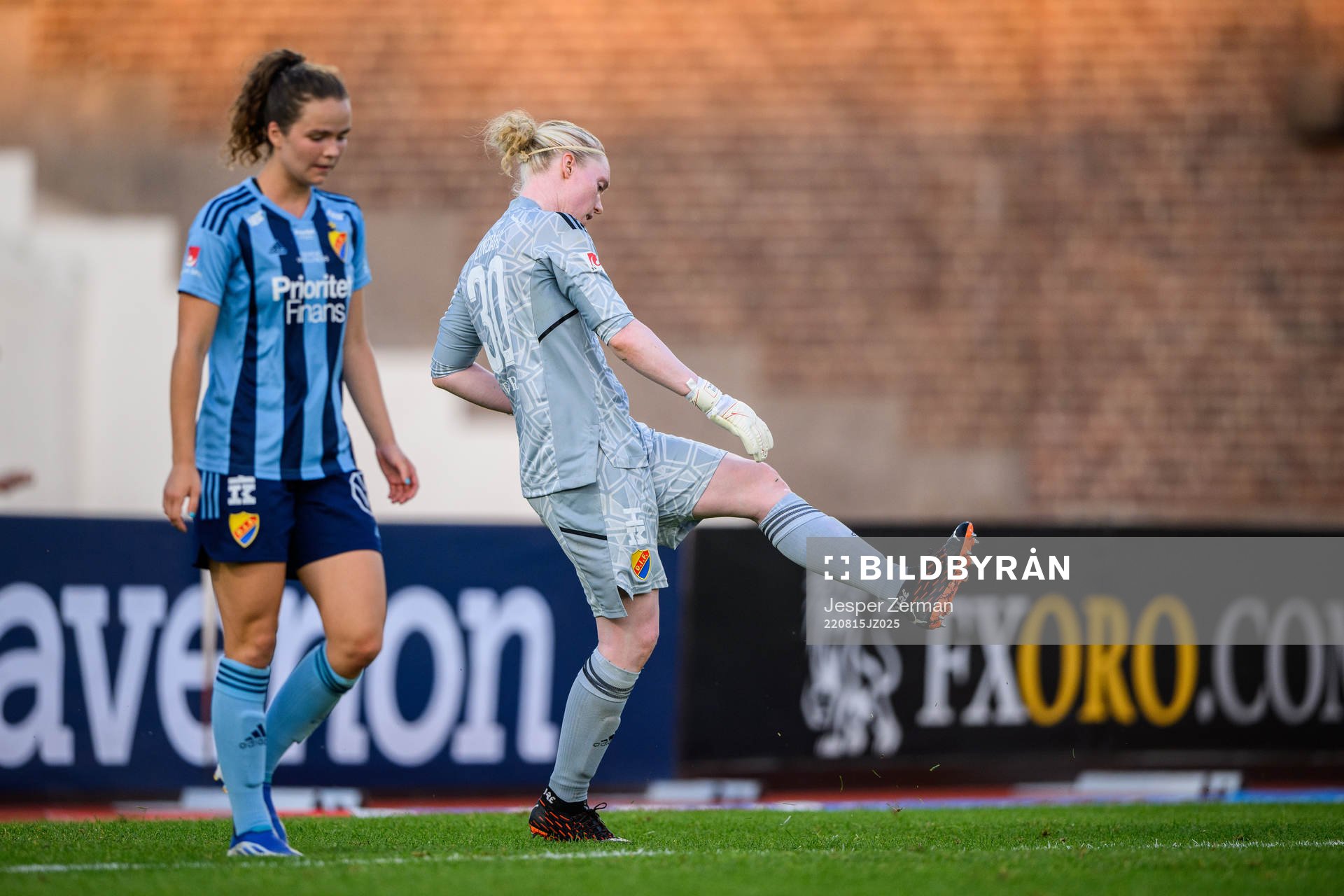 Djurgårdens Julia Walentowicz  och målvakt Hedvig Lindahl