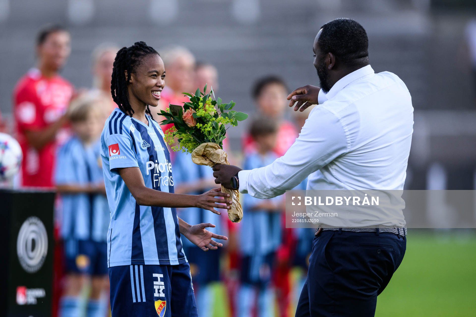 Djurgårdens Linda Maserame Motlhalo tar emot blommor