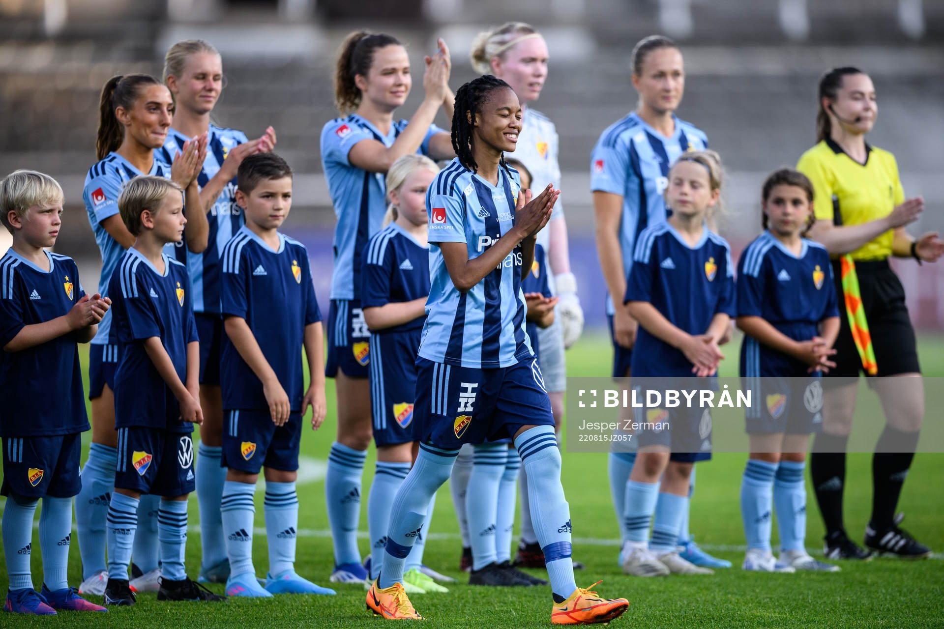 Djurgårdens Linda Maserame Motlhalo tar emot blommor inför fotbollsmatchen i Damallsvenskan mellan Djurgården och Linköping den 15 augusti 2022 i Stockholm.