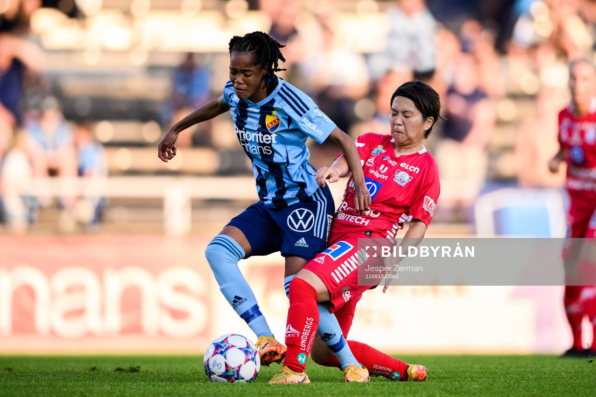Djurgårdens Linda Maserame Motlhalo och Linköpings Yuka Momiki under fotbollsmatchen i Damallsvenskan mellan Djurgården och Linköping den 15 augusti 2022 i Stockholm. 