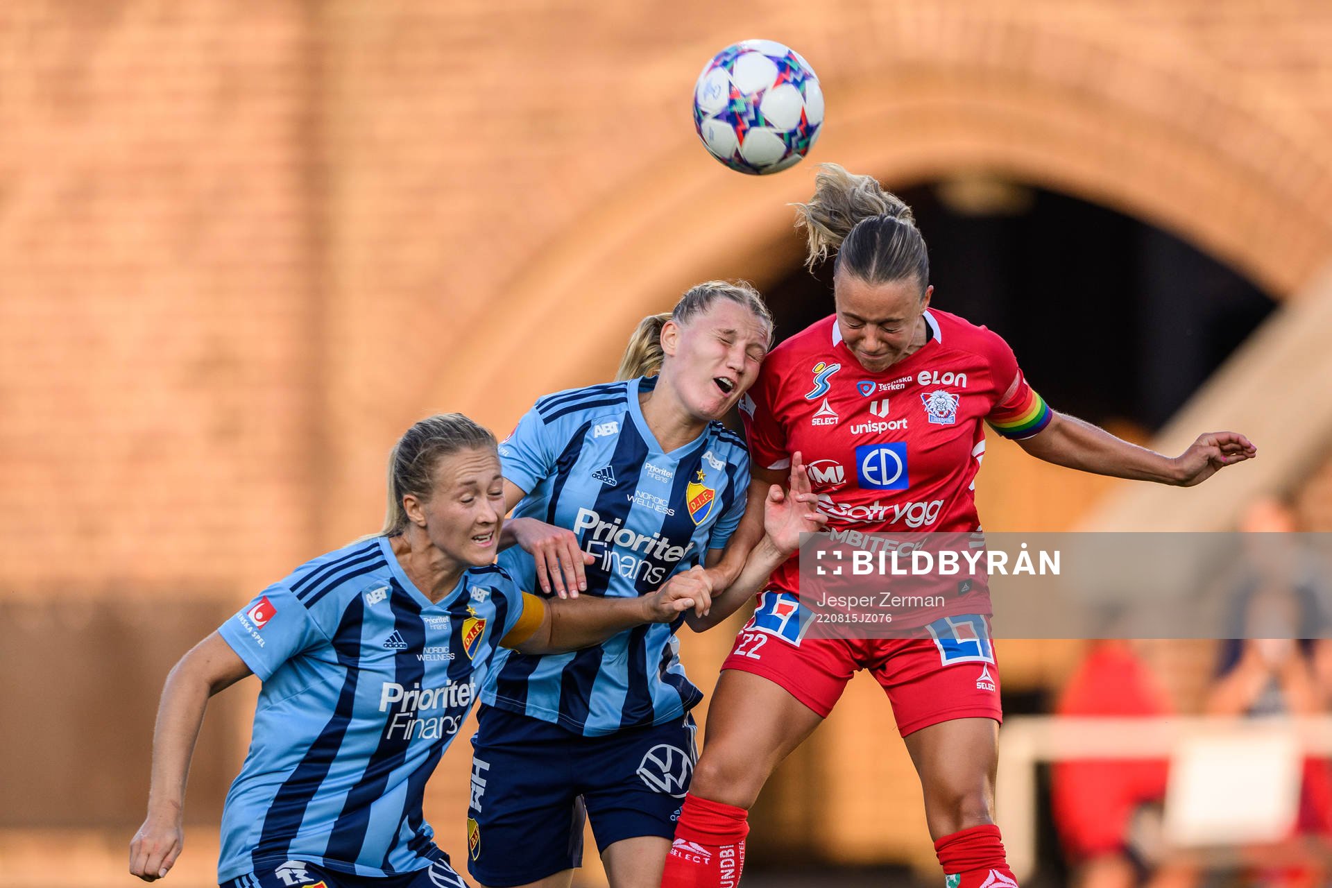 Djurgårdens Sanna Kullberg , Sara Olai och Linköpings Olga Ahtinen under fotbollsmatchen i Damallsvenskan mellan Djurgården och Linköping den 15 augusti 2022 i Stockholm.