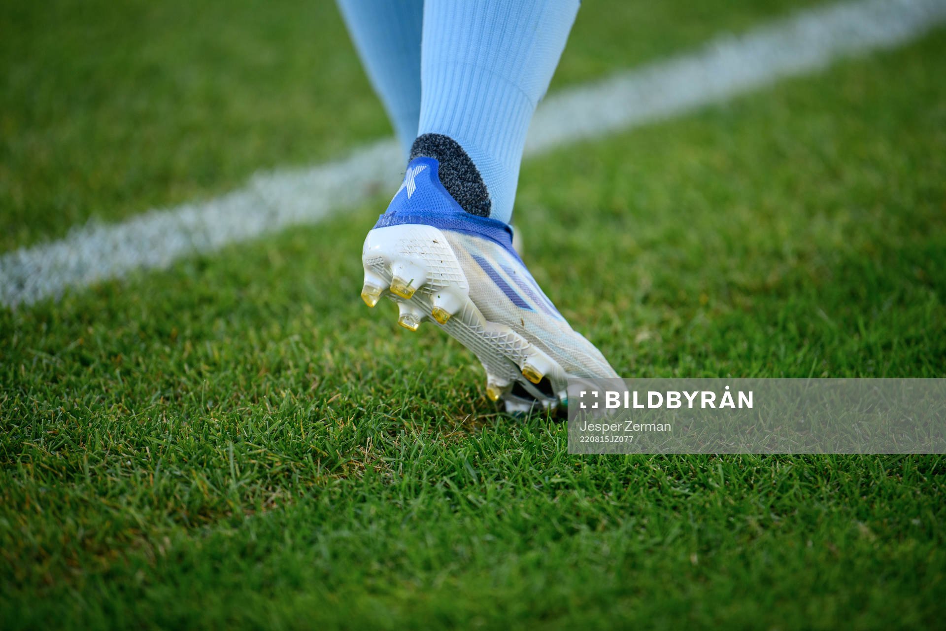 En fotbollssko under fotbollsmatchen i Damallsvenskan mellan Djurgården och Linköping den 15 augusti 2022 i Stockholm. 