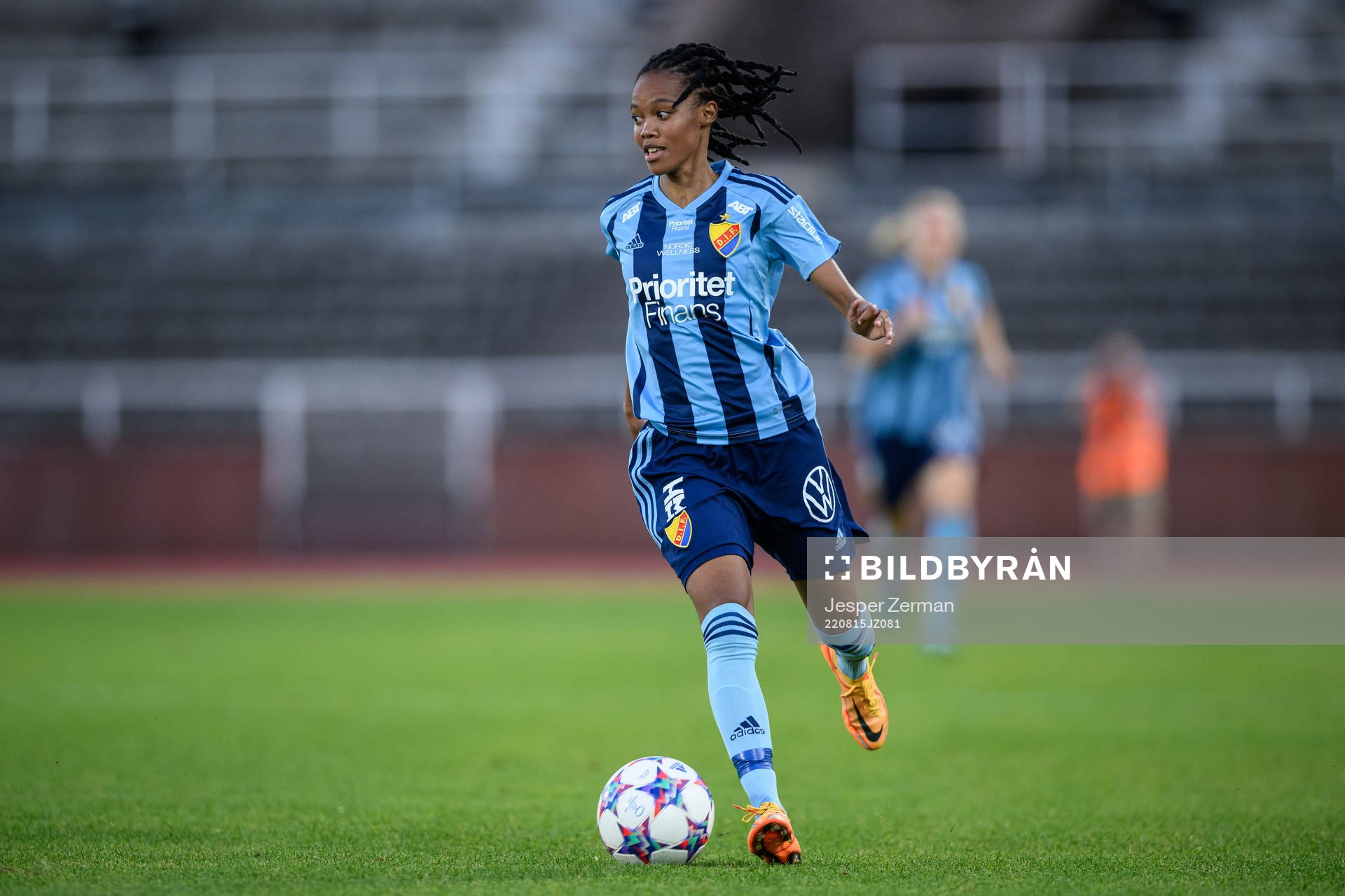 Djurgårdens Linda Maserame Motlhalo under fotbollsmatchen i Damallsvenskan mellan Djurgården och Linköping den 15 augusti 2022 i Stockholm.