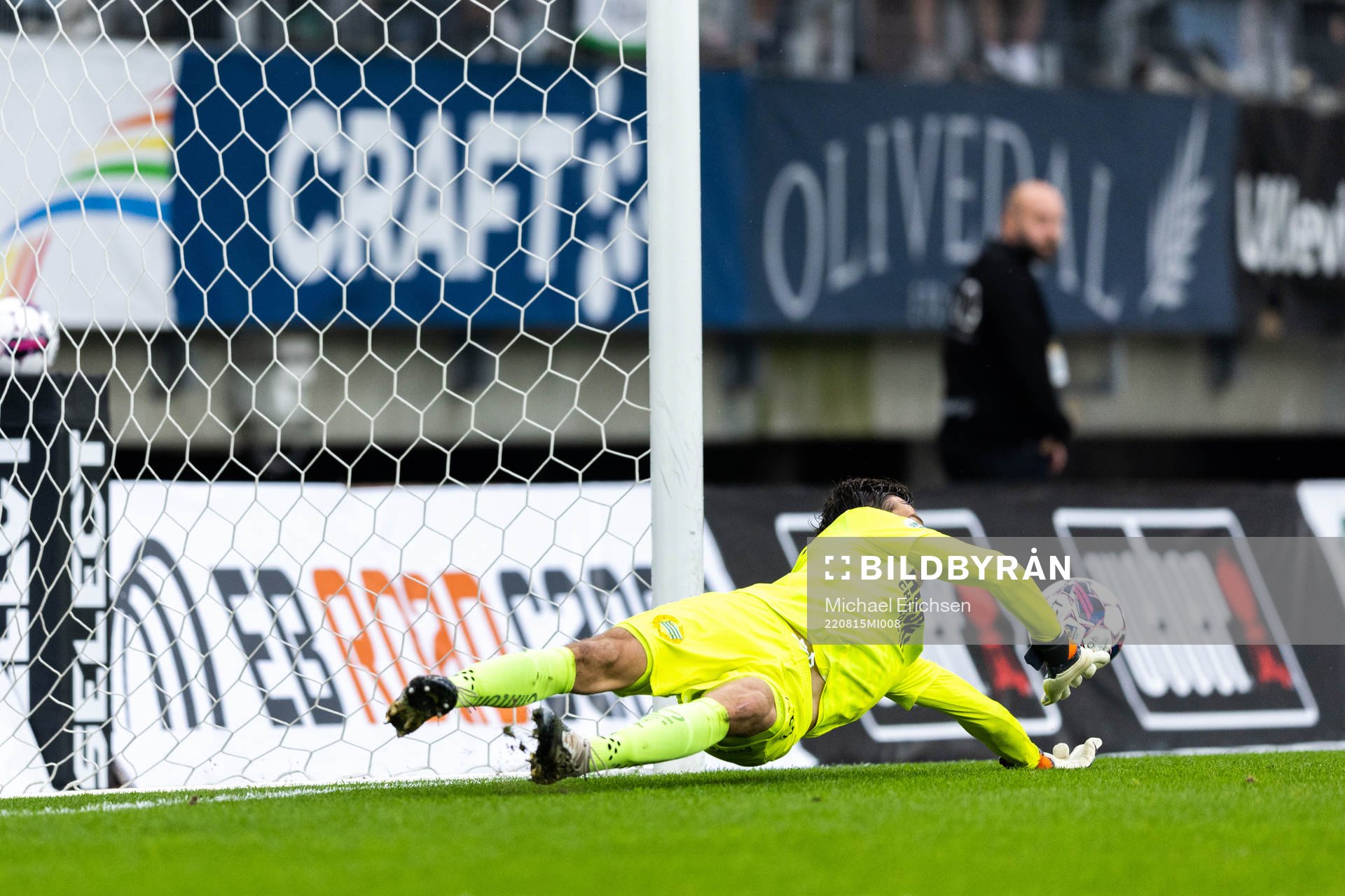 Hammarbys målvakt Davor Blazevic räddar en straff