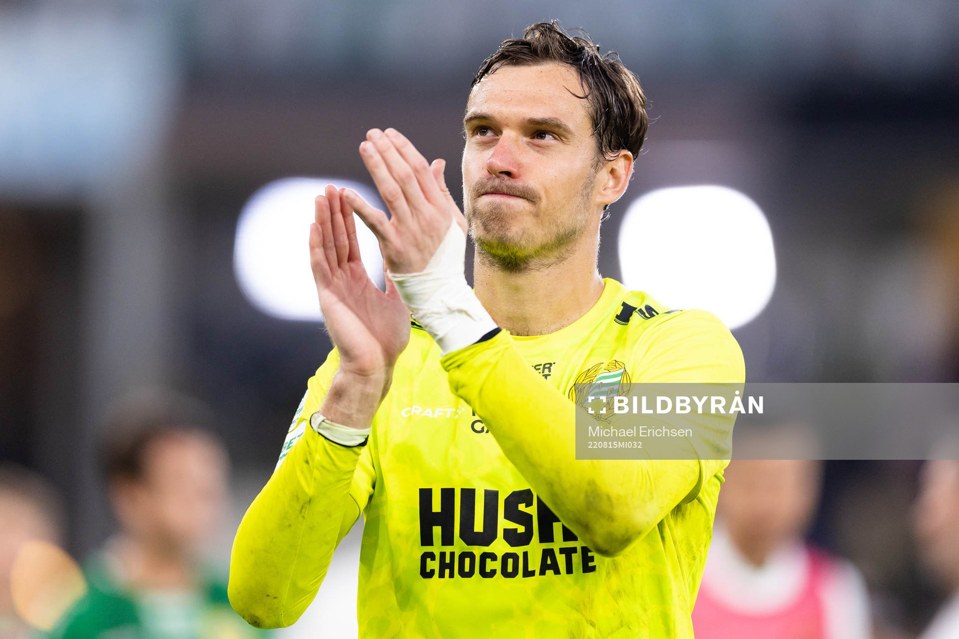 Hammarbys målvakt Davor Blazevic jublar och tackar publiken efter fotbollsmatchen i Allsvenskan mellan IFK Göteborg och Hammarby den 15 augusti 2022 i Göteborg.