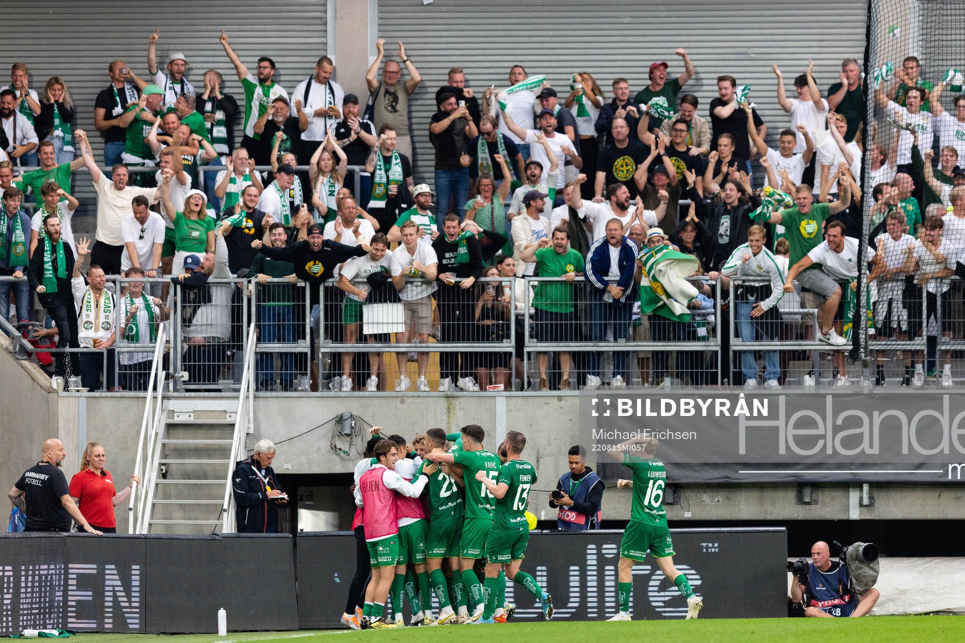 Hammarbys Bubacarr Trawally jublar med lagkamrater