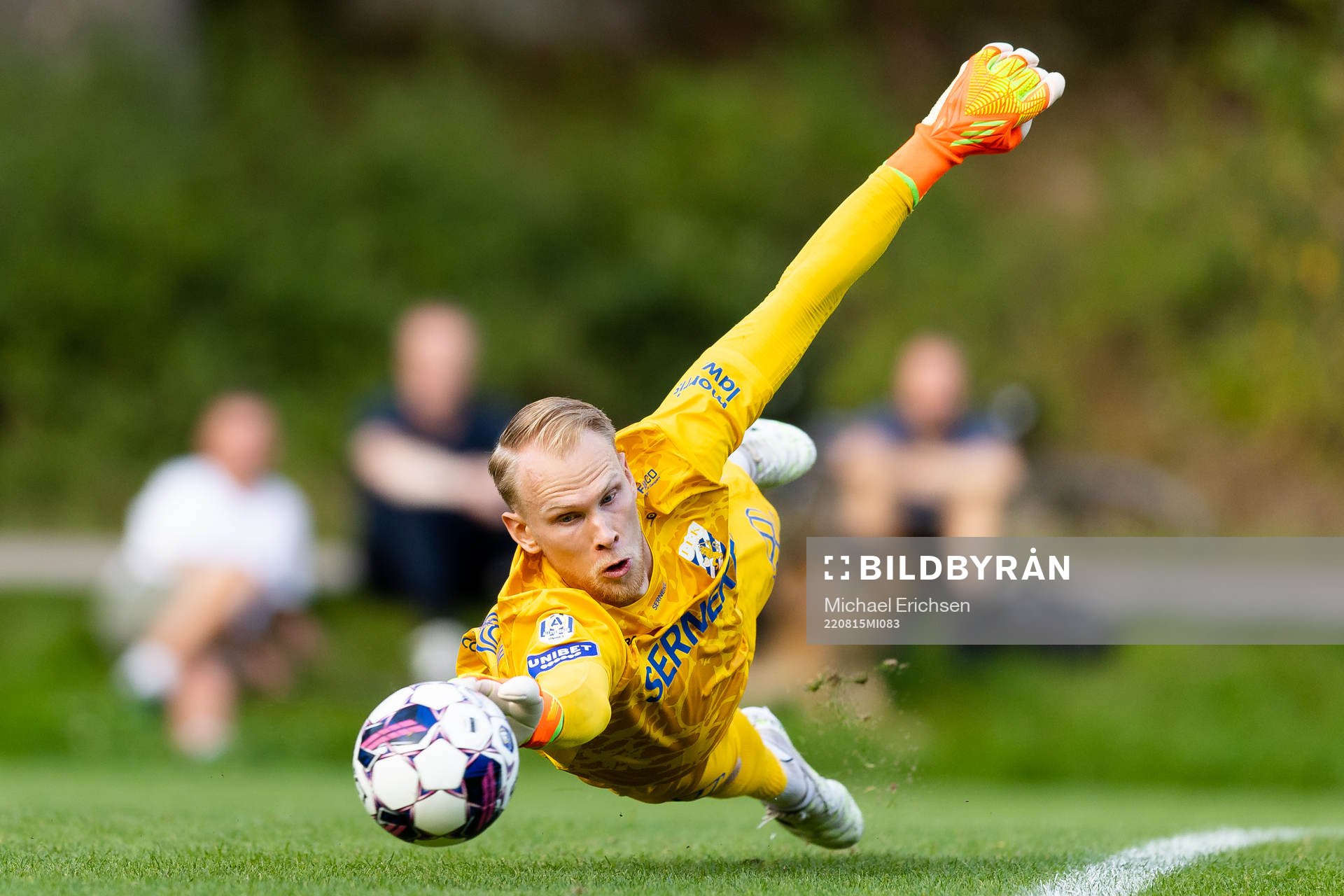 IFK Göteborgs målvakt Pontus Dahlberg räddar ett skott