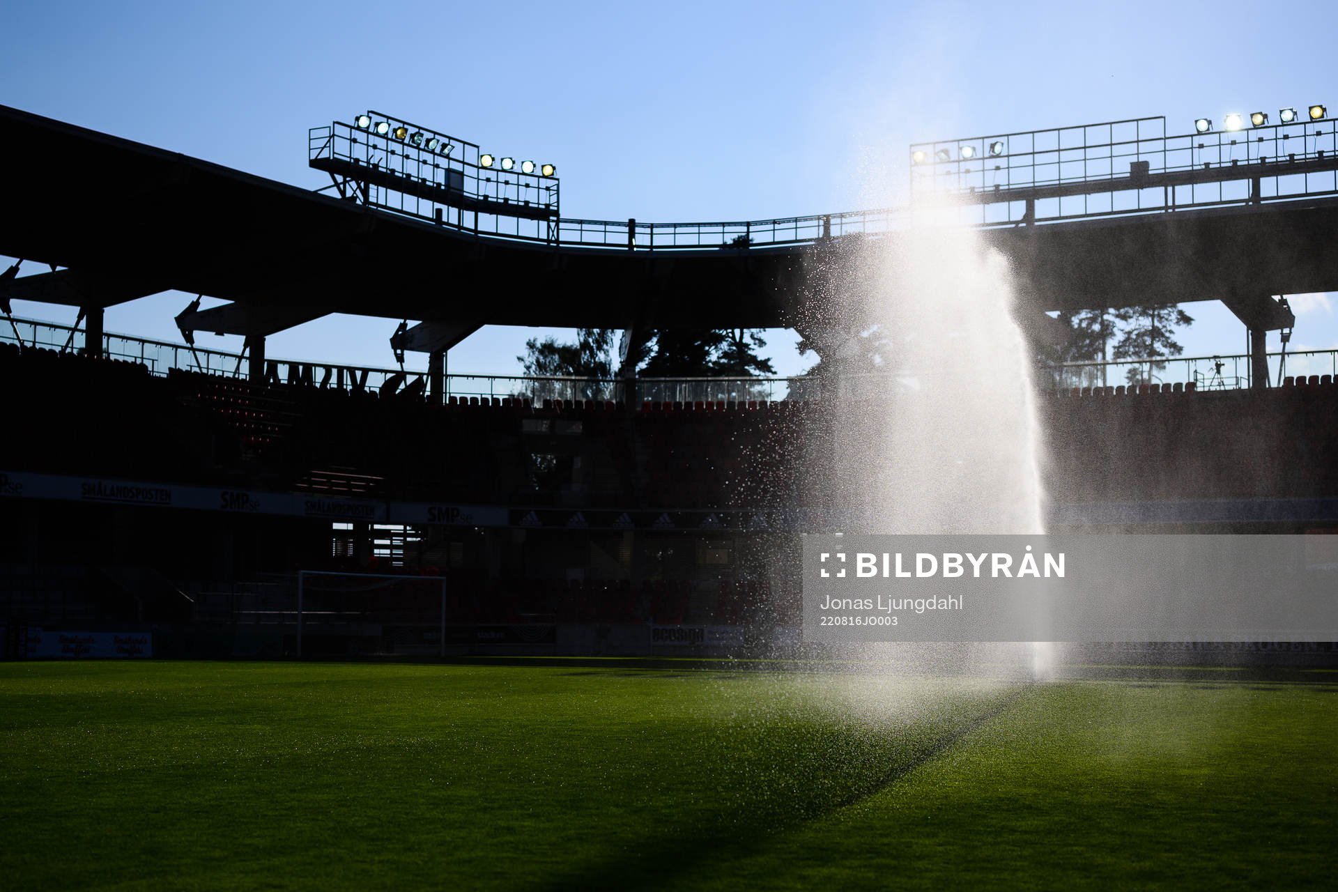 Planen vattnas inför fotbollsmatchen i Superettan mellan Öster och Örebro den 16 augusti 2022 i Växjö. 