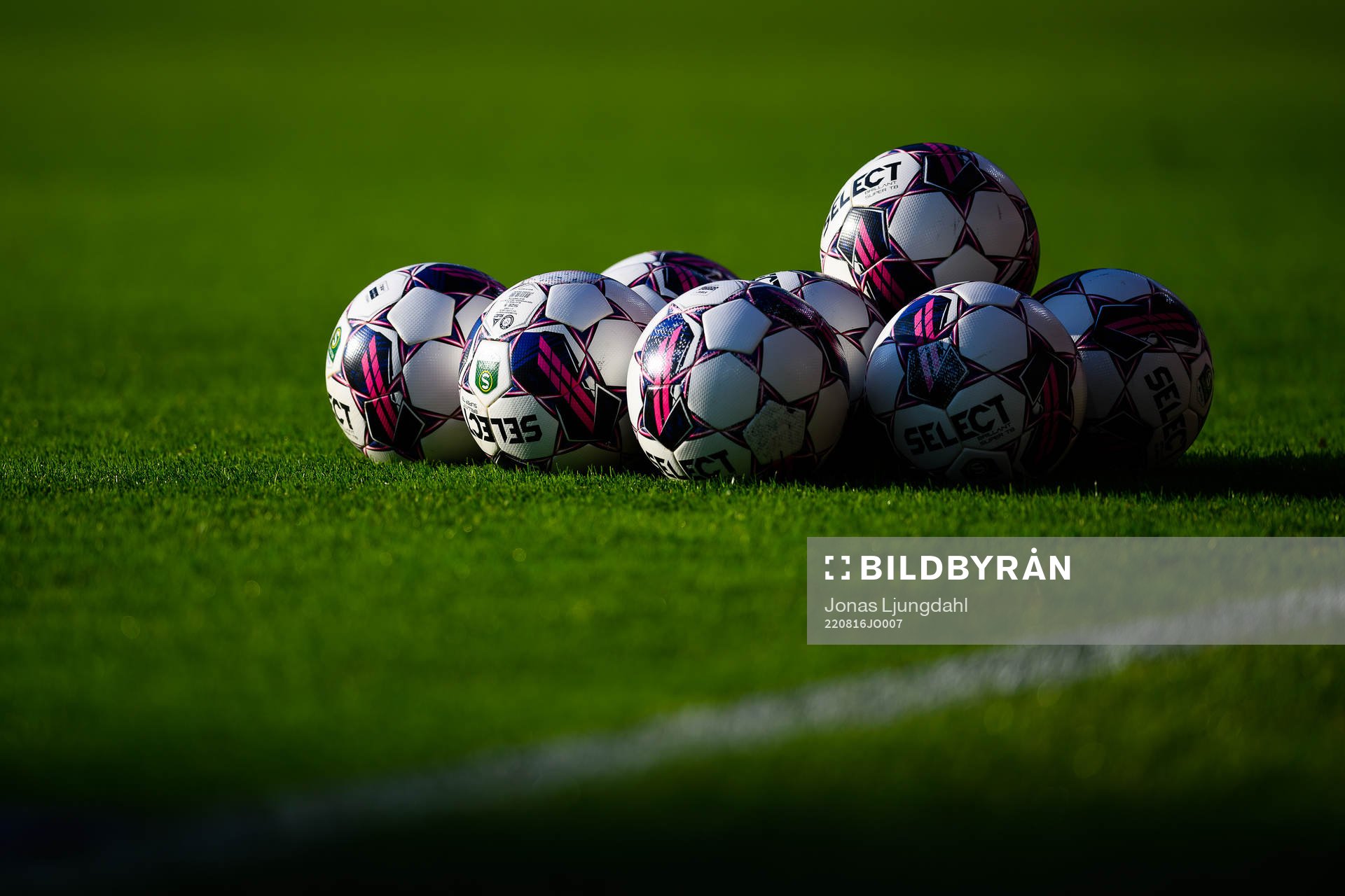 Fotbollar på planen före fotbollsmatchen i Superettan